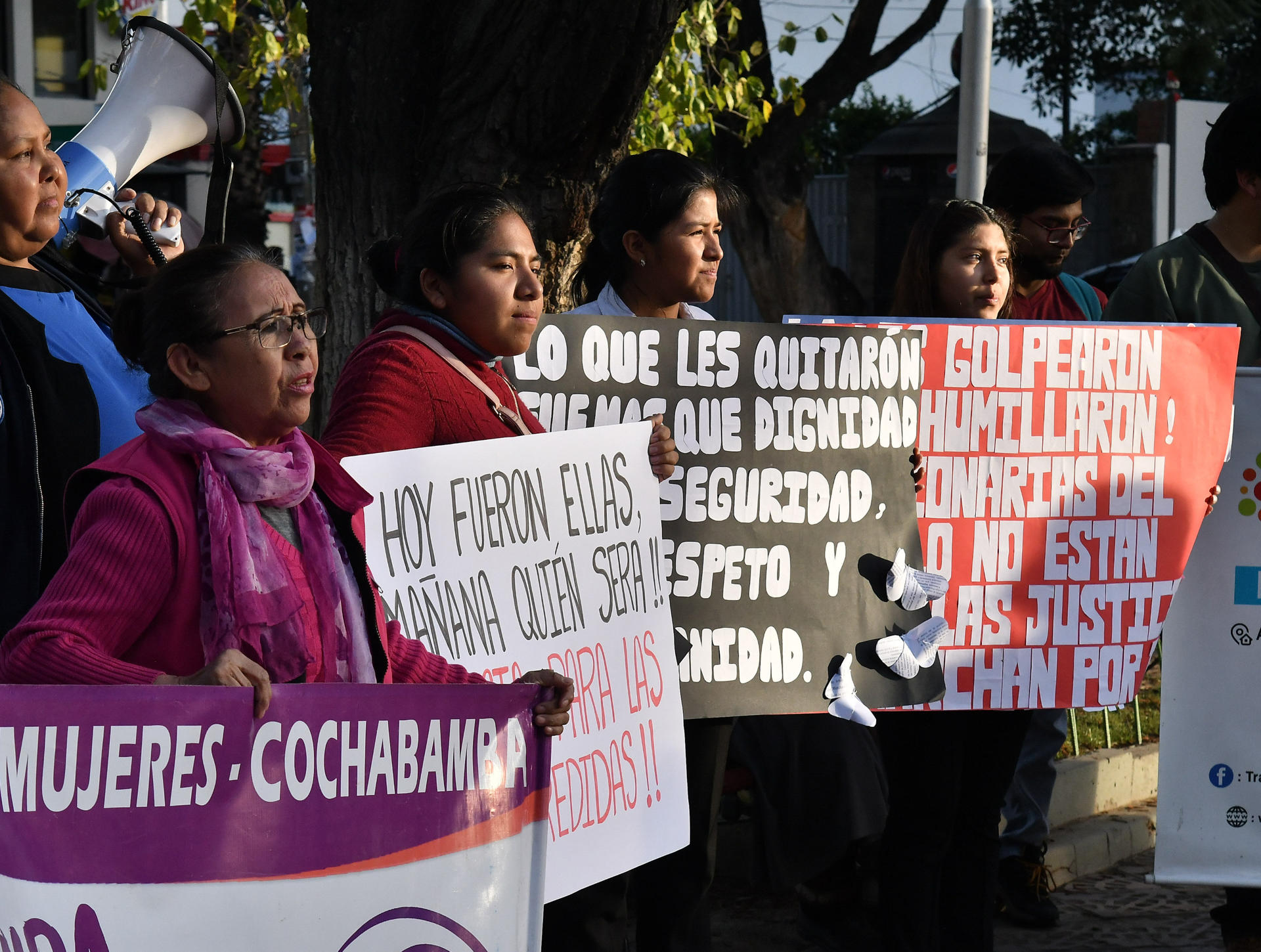 Integrantes de la Red contra la Violencia a las Mujeres Cochabamba protestan este miércoles, en Cochabamba (Bolivia). EFE/ Jorge Ábrego