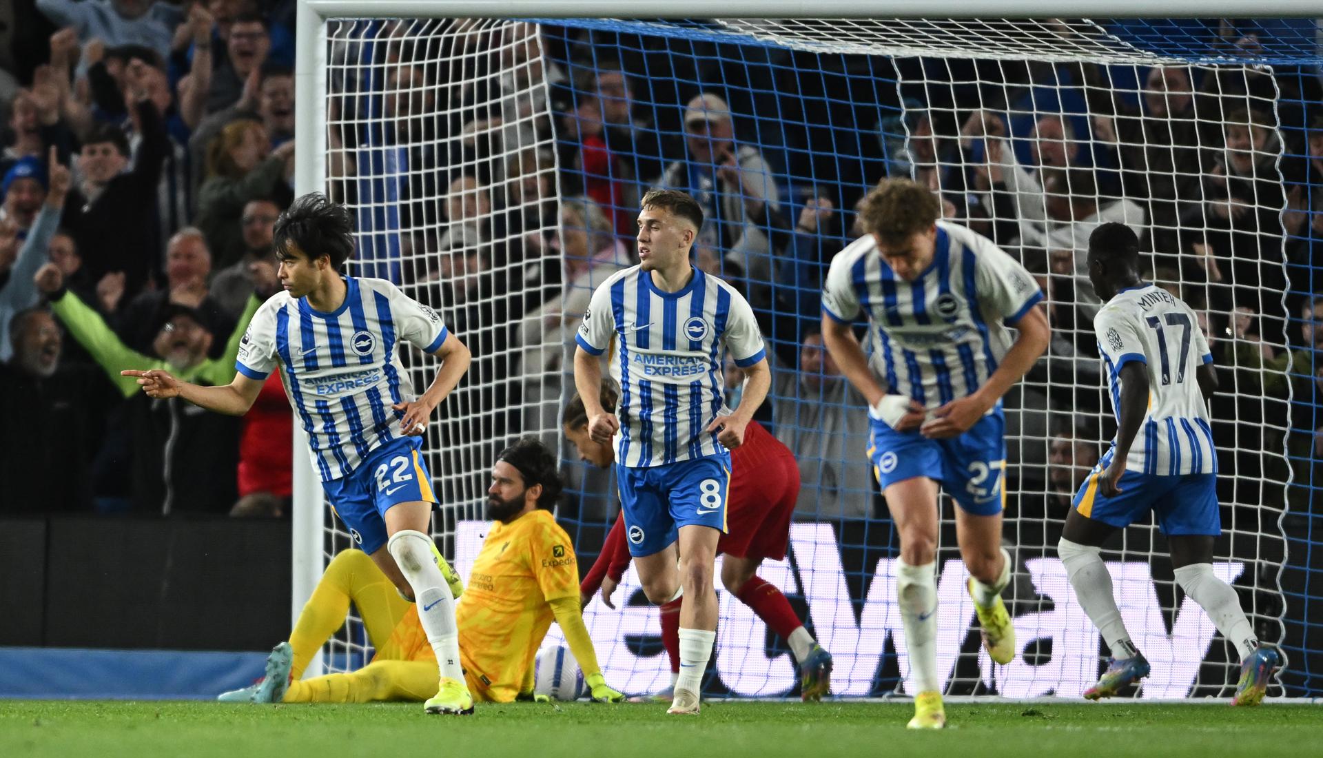 Los jugadores del Brighton Hove Albion celebran el gol de Kaoru Mitoma, 2l2, durante el partido de la Premier League que han jugado Brighton & Hove Albion y Liverpool FC, en Brighton, Reino Unido. EFE/EPA/DANIEL HAMBURY
