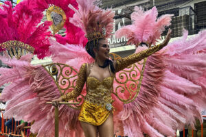 Una mujer participa en un desfile durante el 'Carnaval Internacional de la Amistad', este sábado en la ciudad de la Ceiba (Honduras). EFE/ Cesar Funez