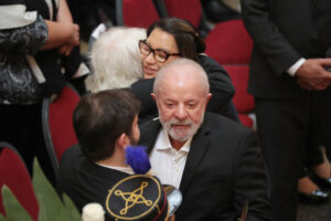 El presidente de Brasil, Luiz Inácio Lula da Silva (c), habla con su homólogo de Chile, Gabriel Boric, durante el segundo día del velatorio del expresidente uruguayo José Mujica este jueves, en el Palacio Legislativo en Montevideo (Uruguay). EFE/ Raúl Martínez