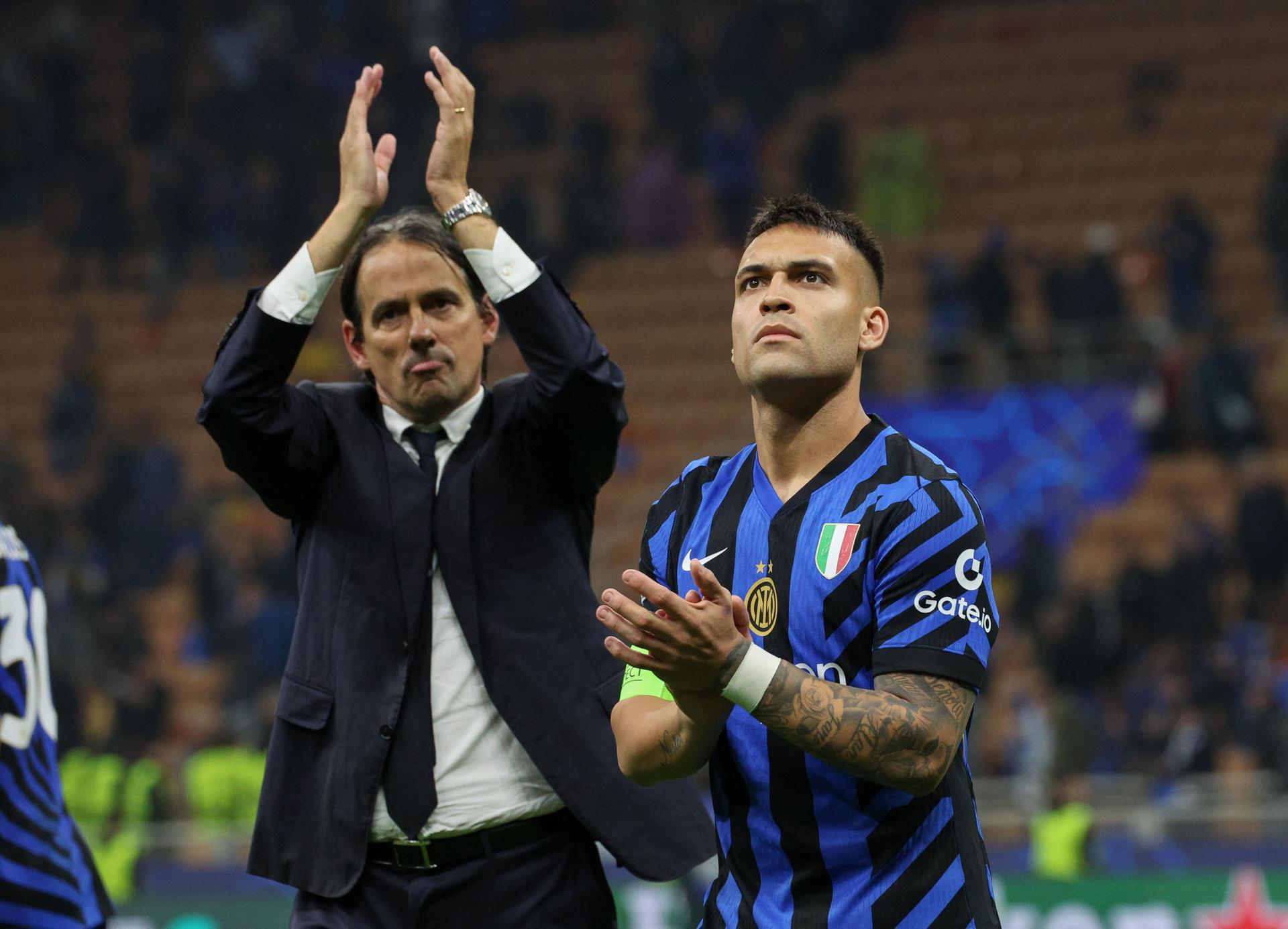 El jugador del Inter Milan Simone Inzaghi (I) Lautaro Martinez tras el partido de vuelta de semifinales de la UEFA Champions League. EFE/EPA/DANIEL DAL ZENNARO