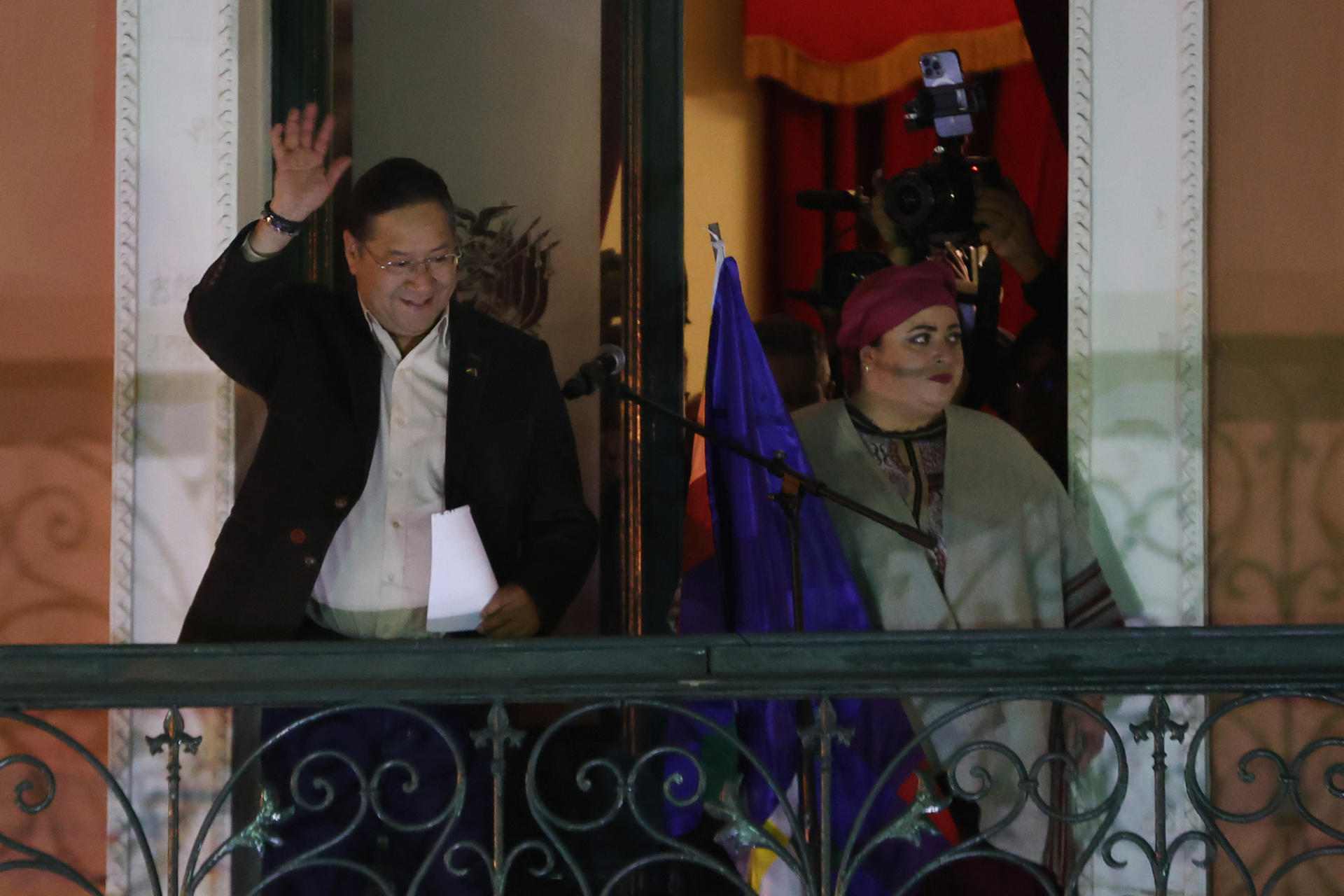 El presidente de Bolivia, Luis Arce, saluda desde un balcón este miércoles, en el antiguo Palacio de Gobierno en La Paz (Ecuador). EFE/Luis Gandarillas