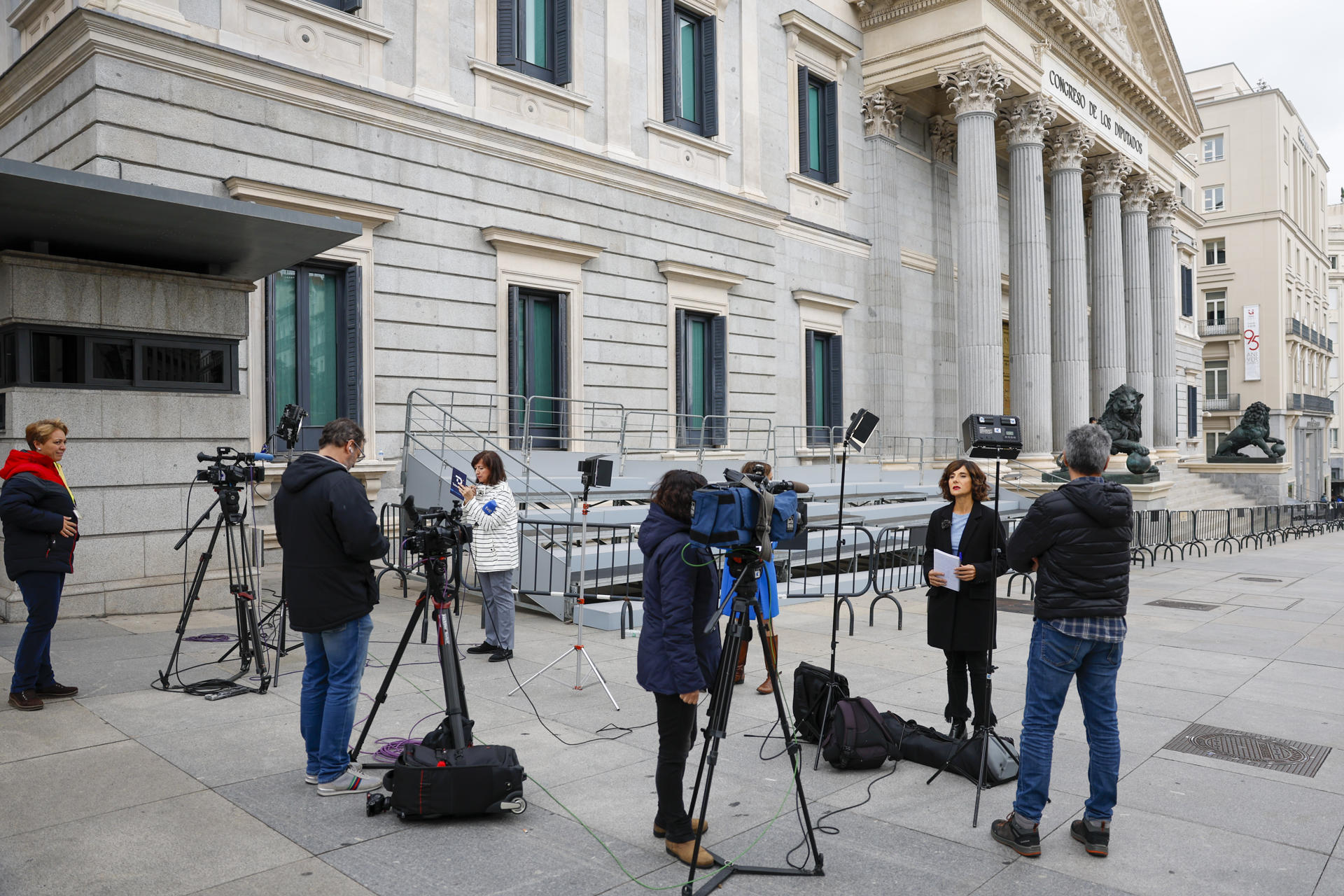 Imagen de archivo (27/10/2023) de numerosos medios de comunicación en la Puerta de los Leones en el Congreso de los Diputados en Madrid. EFE/ Mariscal
