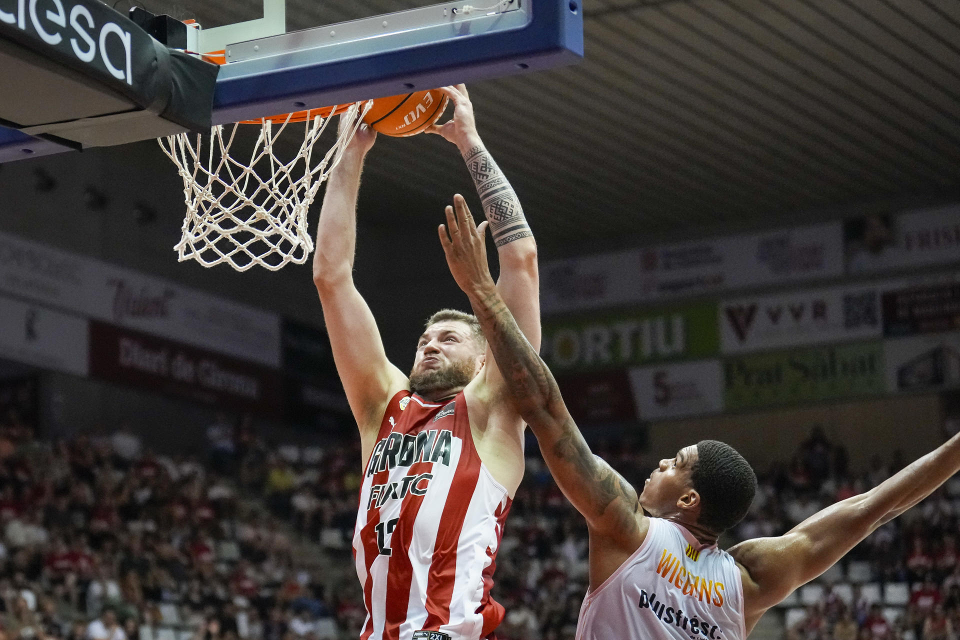 El pívot lituano del Girona Martynas Geben efectúa un mate durante el partido de la Liga Endesa entre el Basquet Girona y el Hiopos Lleida celebrado este jueves, en el pabellón de Fontajau en Girona. EFE/ David Borrat