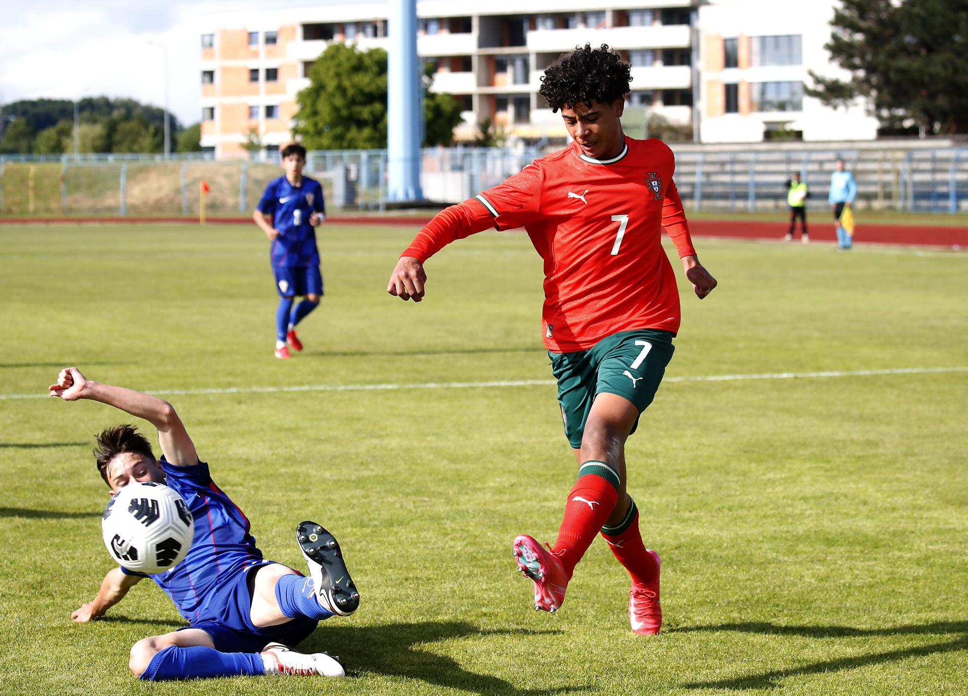 El jugador Cristiano Ronaldo Junior (d) en el torneo internacional Vlatko Markovic sub-15 en Cakovec, Croacia. EFE/EPA/ANTONIO BAT