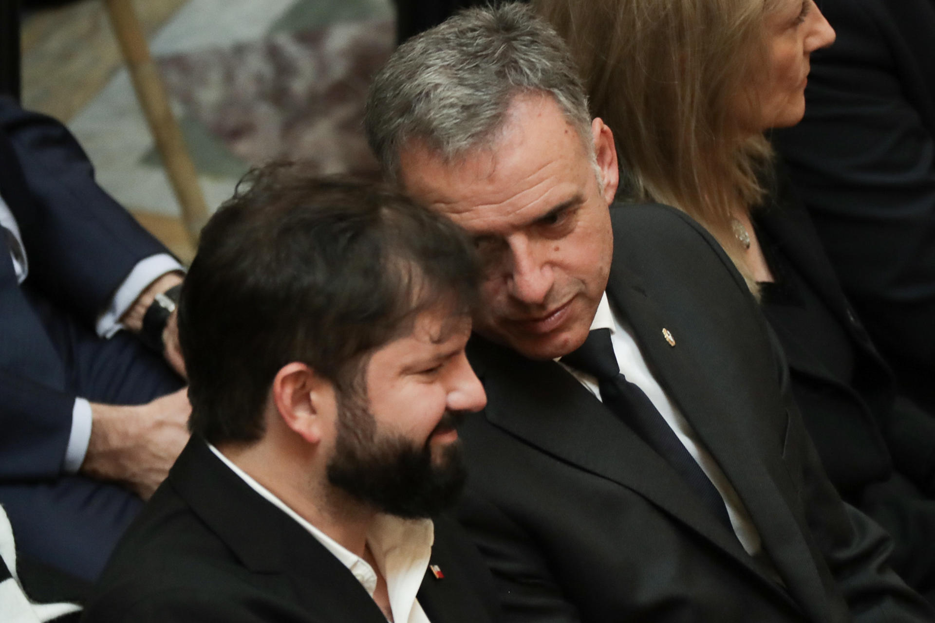 El presidente de Uruguay, Yamundú Orsi (d), y su homólogo de Chile, Gabriel Boric, asisten al velatorio del expresidente uruguayo José Mujica este jueves en el Palacio Legislativo, en Montevideo. EFE/ Raúl Martínez