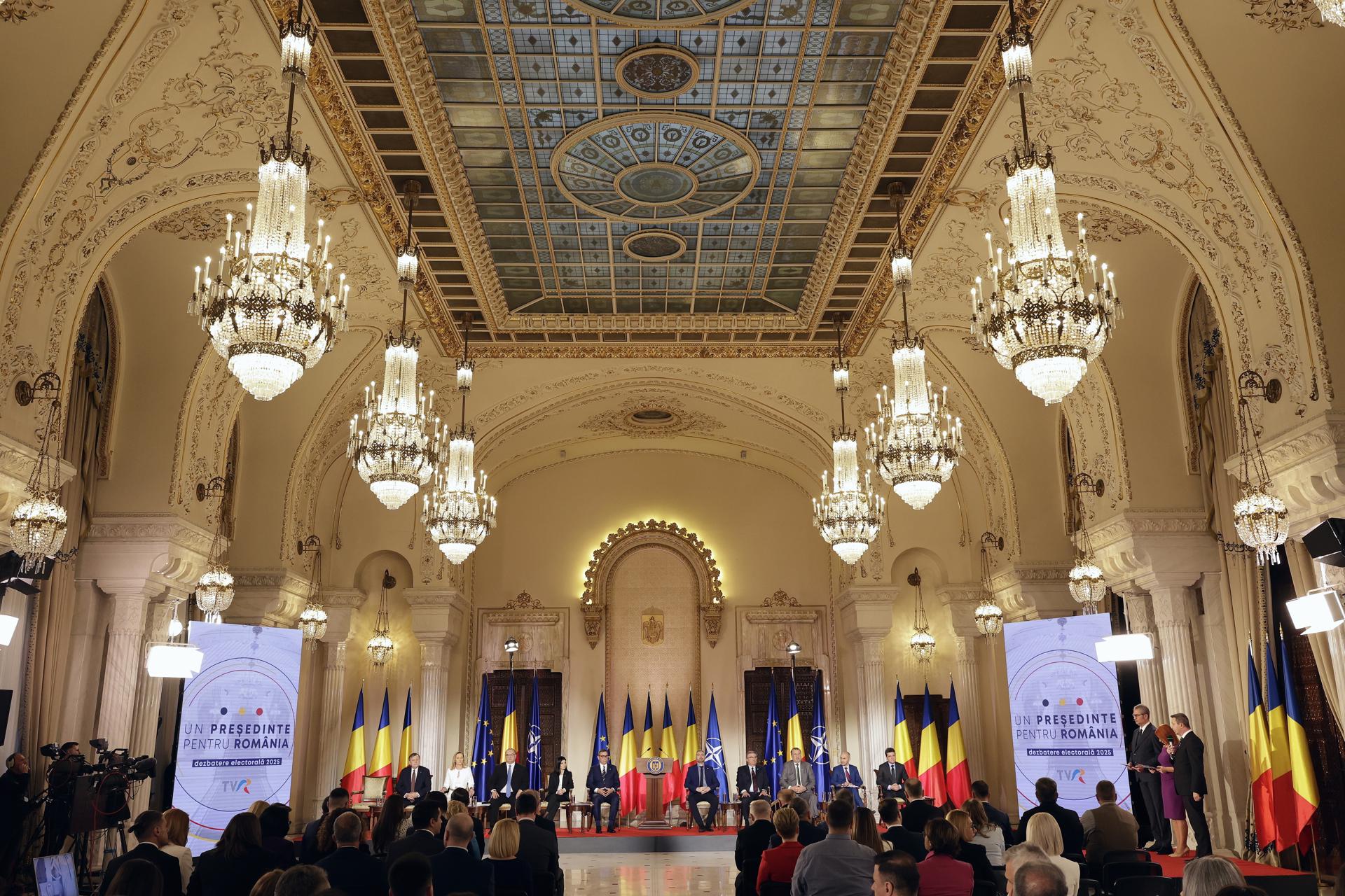 Los candidatos presidenciales rumanos participan en un debate en la televisión pública nacional TVR en el palacio presidencial de Cotroceni, en Bucarest, Rumanía, el 29 de abril de 2025. EFE/EPA/ROBERT GHEMENT