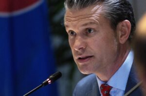 El secretario de Defensa de Estados Unidos, Pete Hegseth, habla con homólogos del Sudeste Asiático durante un acto paralelo al foro de seguridad Diálogo Shangri-La, que comienza este viernes en Singapur.
EFE/EPA/HOW HWEE YOUNG