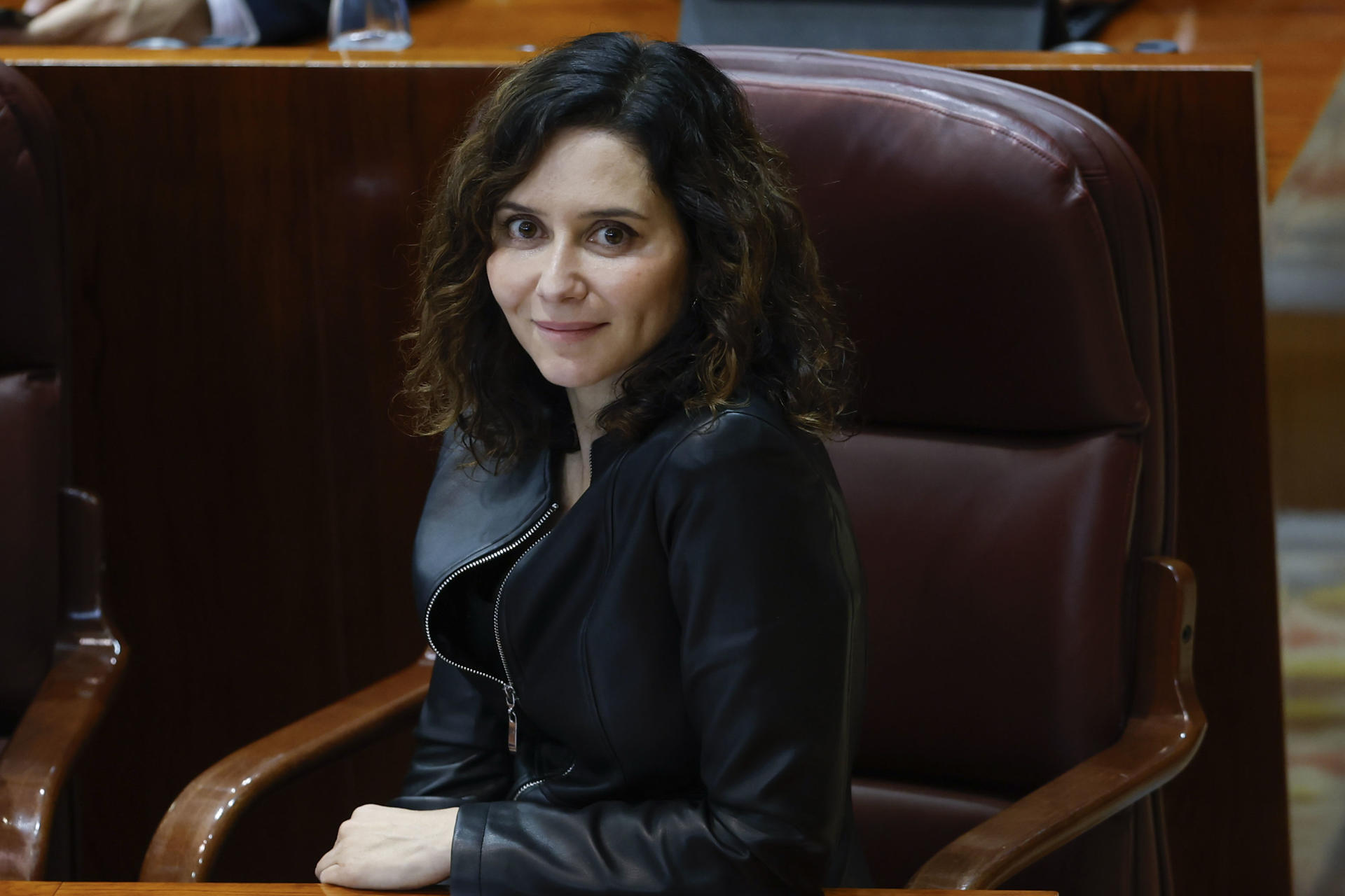 La presidenta de la Comunidad de Madrid, Isabel Díaz Ayuso (d), durante el pleno de la Asamblea en Madrid, este miércoles. EFE/ Mariscal
