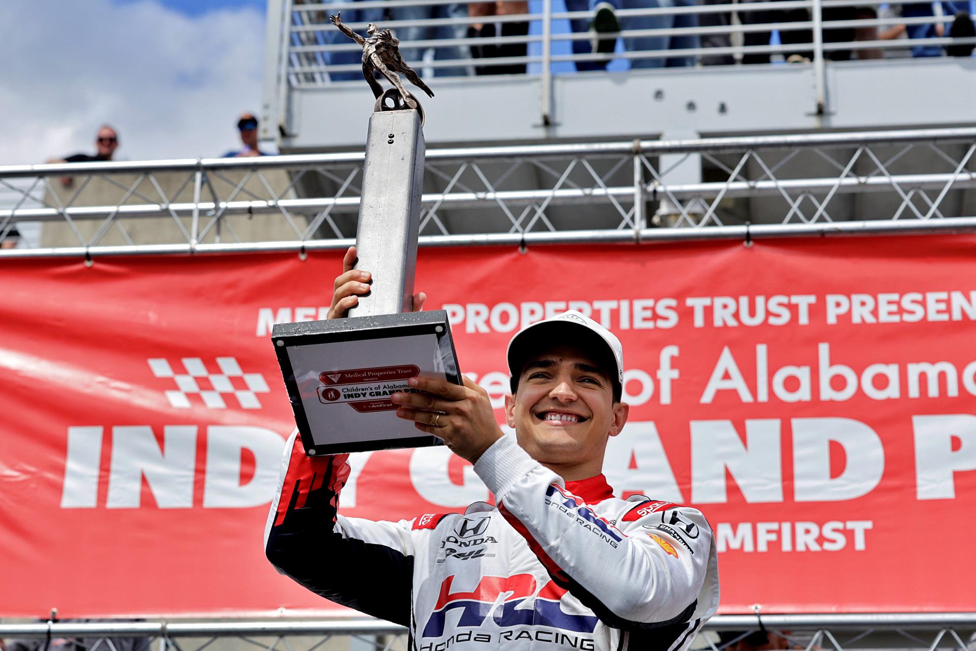Fotografía cedida por IndyCar del piloto español Álex Palou, del equipo Chip Ganassi, mientras celebra su victoria en el Gran Premio de Alabama disputado este domingo en el Barber Motorsports Park en Birmingham (Alabama, EE.UU). EFE/Joe Skibinski/IndyCar SOLO USO EDITORIAL/SOLO DISPONIBLE PARA ILUSTRAR LA NOTICIA QUE ACOMPAÑA (CRÉDITO OBLIGATORIO)