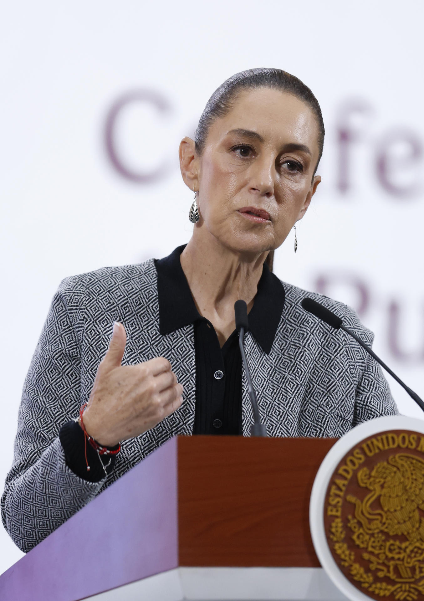 La presidenta de México, Claudia Sheinbaum, habla este miércoles durante una rueda de prensa matutina en Palacio Nacional de la Ciudad de México (México). EFE/Sáshenka Gutiérrez
