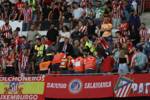 Un equipo médico atiende a un aficionado en el estadio durante el partido de la jornada 37 de LaLiga contra el Betis en el Riyadh Air Metropolitano en Madrid, este domingo. EFE/ Mariscal