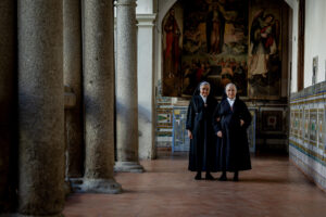 Sor Lucía (i) y sor Ángeles, hermanas de la Orden de las Comendadoras de Santiago de Toledo, durante una entrevista con EFE. La orden cumple este sábado 850 años desde su fundación, un tiempo que las monjas han dedicado a la oración y a la educación de decenas de generaciones. EFE/ Ismael Herrero
