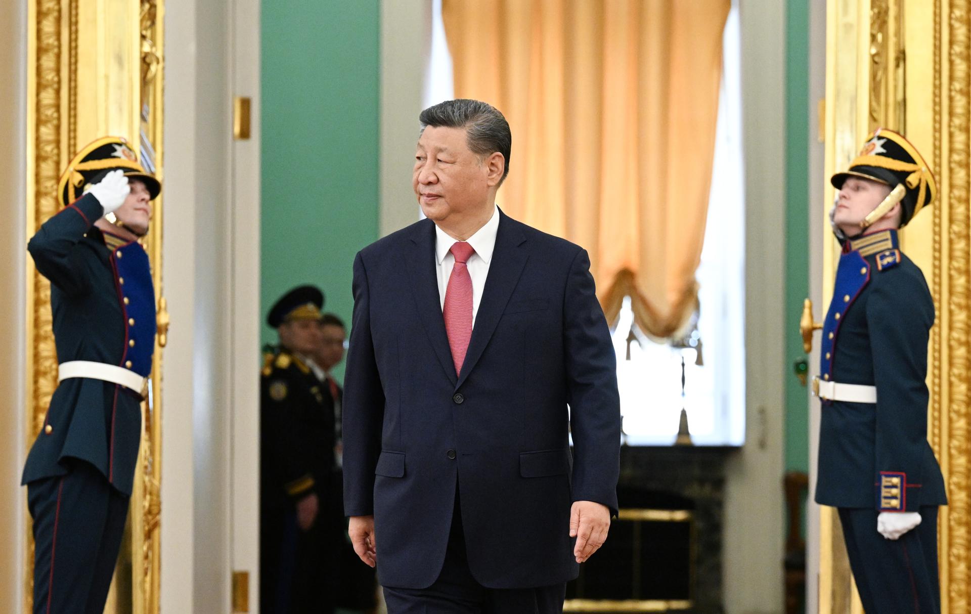 Imagen facilitada por la Agencia RIA Novosti muestra al presidente de China, Xi Jinping, antes de la reunión con el presidente ruso, Vladimir Putin, en el Kremlin, el 8 de mayo de 2025.EFE/EPA/SERGEY BOBYLEV / HOST PHOTO AGENCY RIA NOVOSTI / HANDOUT HANDOUT EDITORIAL USE ONLY/NO SALES
////////// handout photo made available by Photo host Agency RIA Novosti shows China's President Xi Jinping attends a welcoming ceremony before talks with Russian President Vladimir Putin at the Kremlin in Moscow, Russia, 08 May 2025. Russia will mark the 80th anniversary of the victory in World War II over Nazi Germany and its allies on 09 May. (Alemania, Rusia, Moscú) EFE/EPA/SERGEY BOBYLEV / HOST PHOTO AGENCY RIA NOVOSTI / HANDOUT HANDOUT EDITORIAL USE ONLY/NO SALES