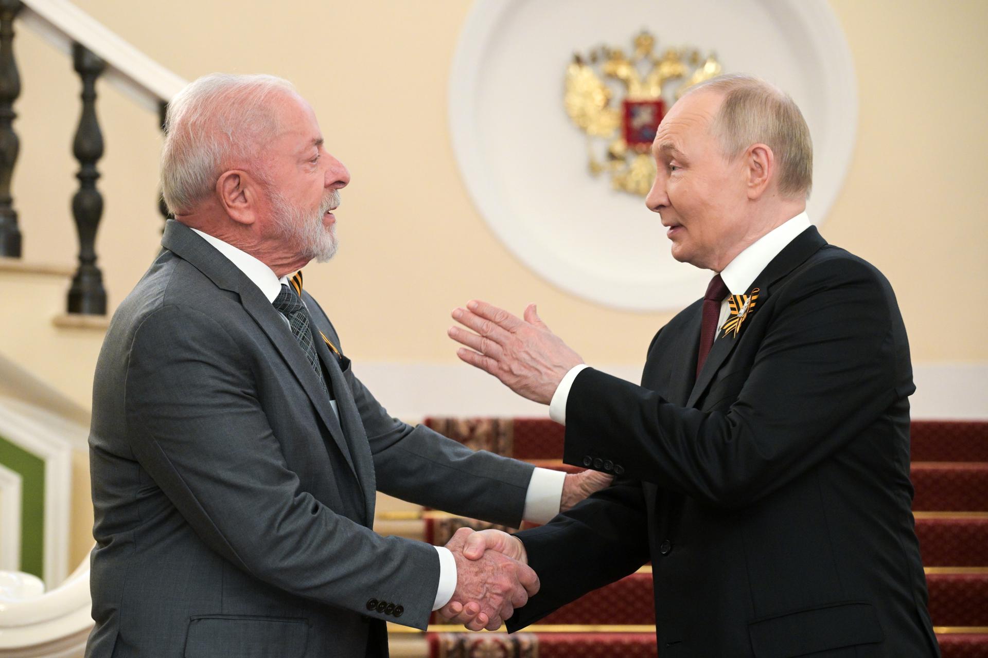 Una foto proporcionada por la agencia de fotografía RIA Novosti muestra al presidente de Rusia, Vladimir Putin, dando la bienvenida al presidente de Brasil, Luis Ignacio Lula da Silva (i), en el Kremlin antes del desfile militar del Día de la Victoria, que conmemora el 80 aniversario de la victoria en la Gran Guerra Patria, en la Plaza Roja de Moscú, Rusia, el 9 de mayo de 2025. Rusia conmemora el 80 aniversario de la victoria en la Segunda Guerra Mundial sobre la Alemania nazi y sus aliados. La Unión Soviética perdió 27 millones de personas en la guerra. (Brasil, Alemania, Rusia, Moscú) EFE/EPA/ALEXEY NIKOLSKIY / HOST PHOTO AGENCY RIA NOVOSTI / HANDOUT HANDOUT SOLO PARA USO EDITORIAL/SIN VENTAS