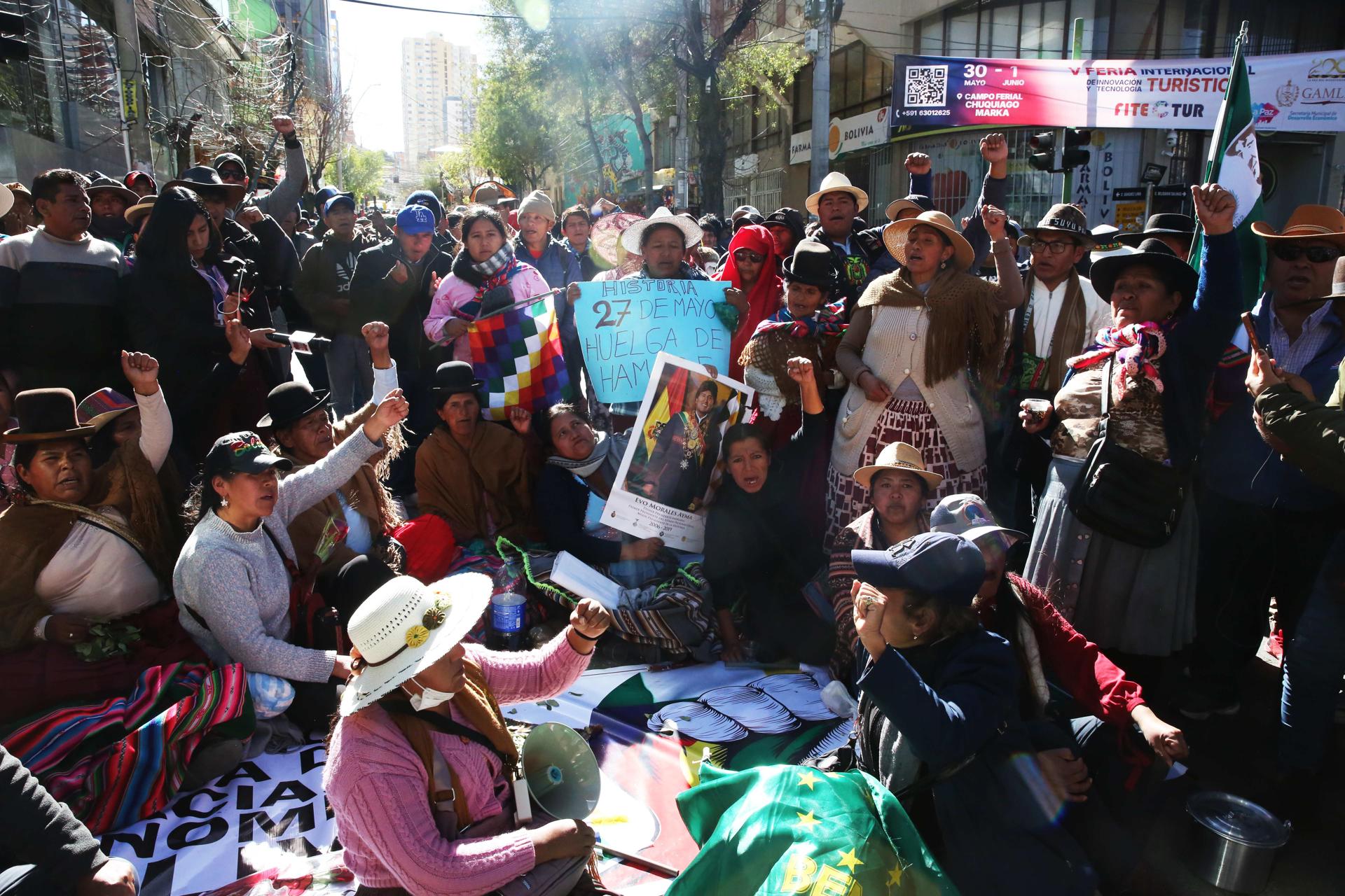 Simpatizantes del expresidente de Bolivia Evo Morales (2006-2019) protestan este martes, en La Paz (Bolivia). EFE/Luis Gandarillas