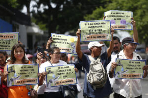 Un grupo de personas participa de una manifestación a las afueras de la Asamblea Legislativa este martes, en San Salvador (El Salvador). EFE/ Rodrigo Sura