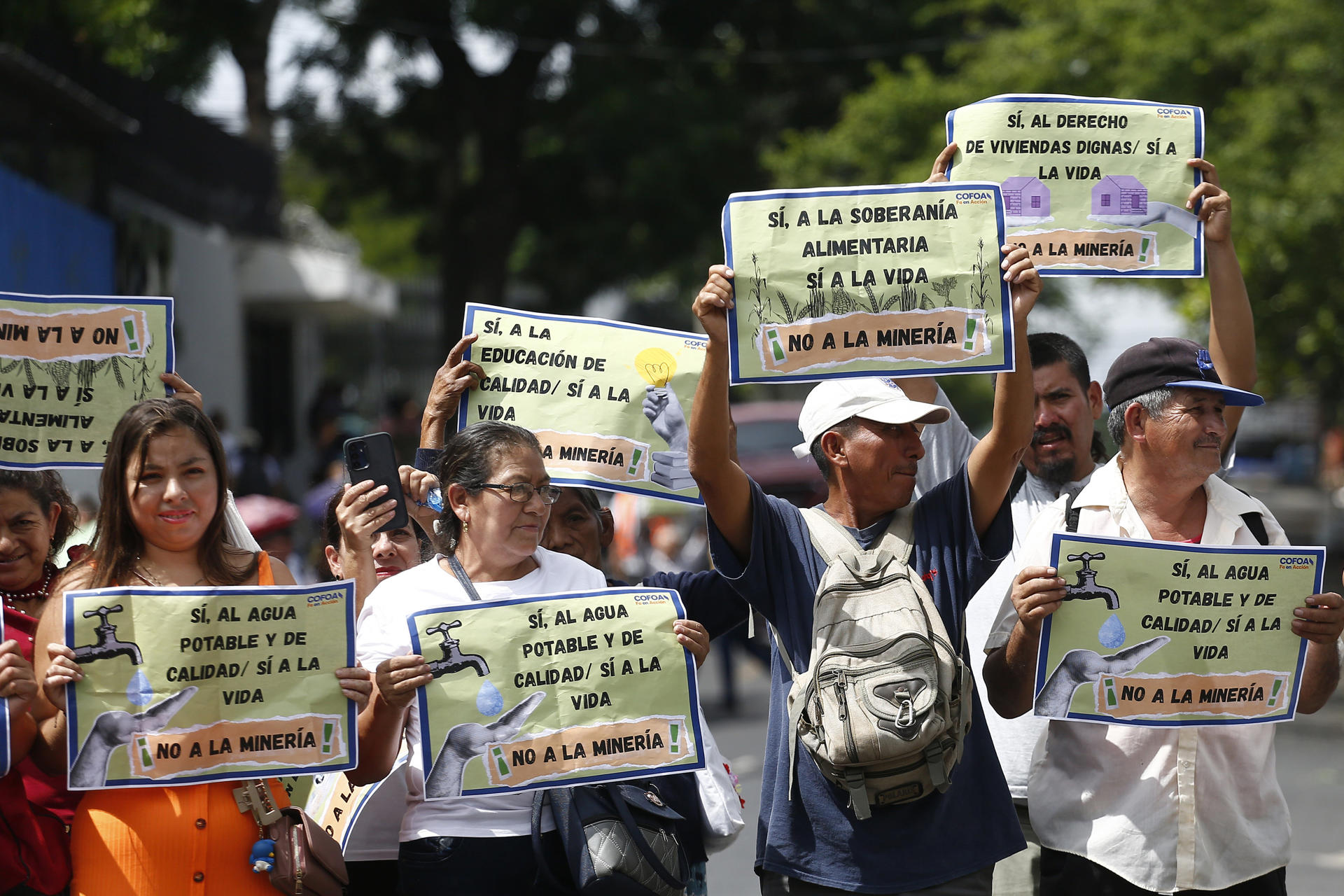 Un grupo de personas participa de una manifestación a las afueras de la Asamblea Legislativa este martes, en San Salvador (El Salvador). EFE/ Rodrigo Sura
