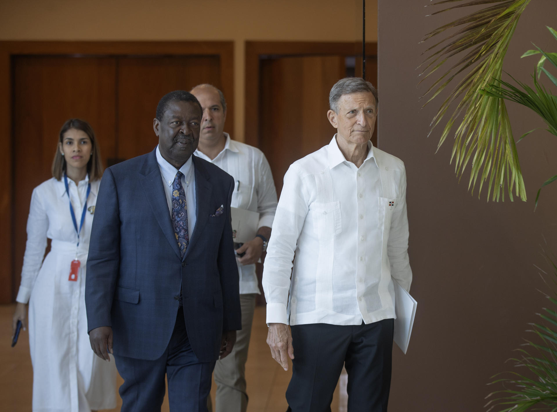 El ministro de Exteriores de Kenia, Musalia Mudavadi (i), camina junto al canciller de República Dominicana, Roberto Álvarez, al inicio de su visita al país este 12 de mayo de 2025, en Santo Domingo (República Dominicana). EFE/ Orlando Barría