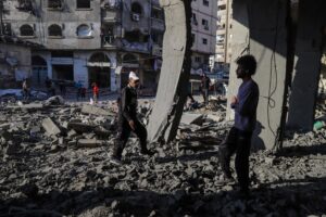 Palestinos inspeccionan un edificio destruido tras un ataque aéreo israelí en la calle Al Nasr de Ciudad de Gaza, al norte de la Franja de Gaza. EFE/ Mohammed Saber