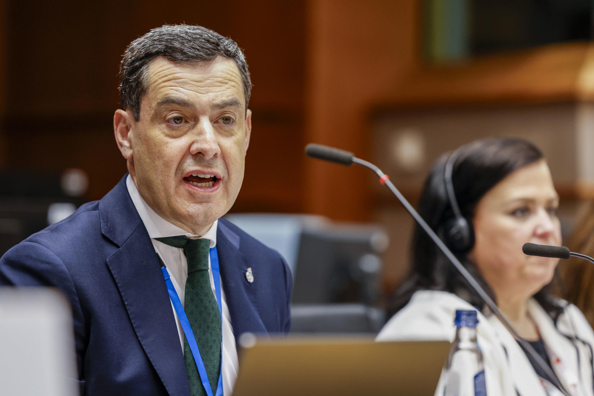 El presidente de la Junta de Andalucía, Juanma Moreno Bonilla, participa en el pleno del Comité de las Regiones, este miércoles en Bruselas. EFE/ Elio Germani