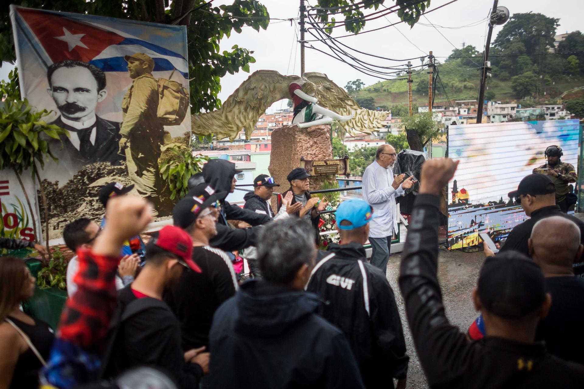 Un grupo de personas fue captado este jueves, 29 de mayo, durante un acto cultural en homenaje a las víctimas de la guerra en Palestina, en Caracas (Venezuela). EFE/Miguel Gutiérrez