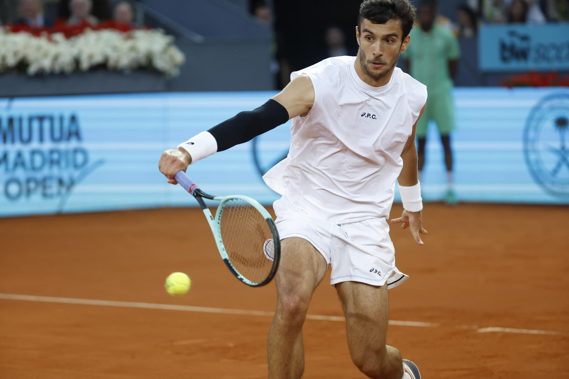 El tenista italiano Lorenzo Musetti en acción ante el canadiense Gabriel Diallo, durante el partido de cuartos de final del Mutua Madrid Open que disputan este jueves en las instalaciones de la Caja Mágica en Madrid. EFE/Juanjo Martín