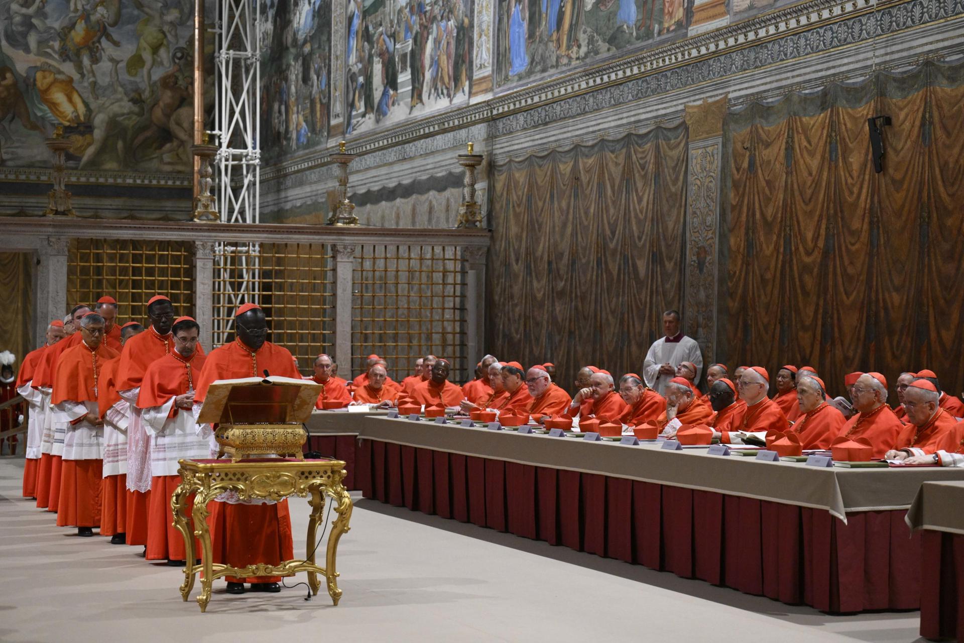 Un cardenal lee el juramento antes del inicio del cónclave para elegir a un nuevo Papa en la capilla Sixtina de la Ciudad del Vaticano, 07 de mayo de 2025. (Papa, Cardenal) EFE/EPA/VATICAN MEDIA HANDOUT USO EDITORIAL SOLAMENTE/SIN VENTASUSO EDITORIAL SOLAMENTE/SIN VENTAS