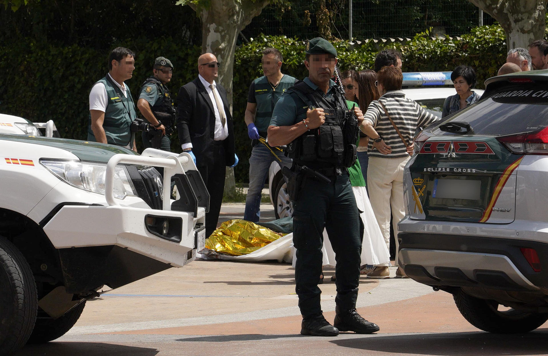 Un hombre ha muerto y al menos otro ha sufrido heridas, en ambos casos por arma de fuego, tras una pelea registrada este viernes por la mañana en la plaza de Santa Bárbara de Bembibre (León), han confirmado fuentes de la Subdelegación del Gobierno. EFE/ Ana F. Barredo