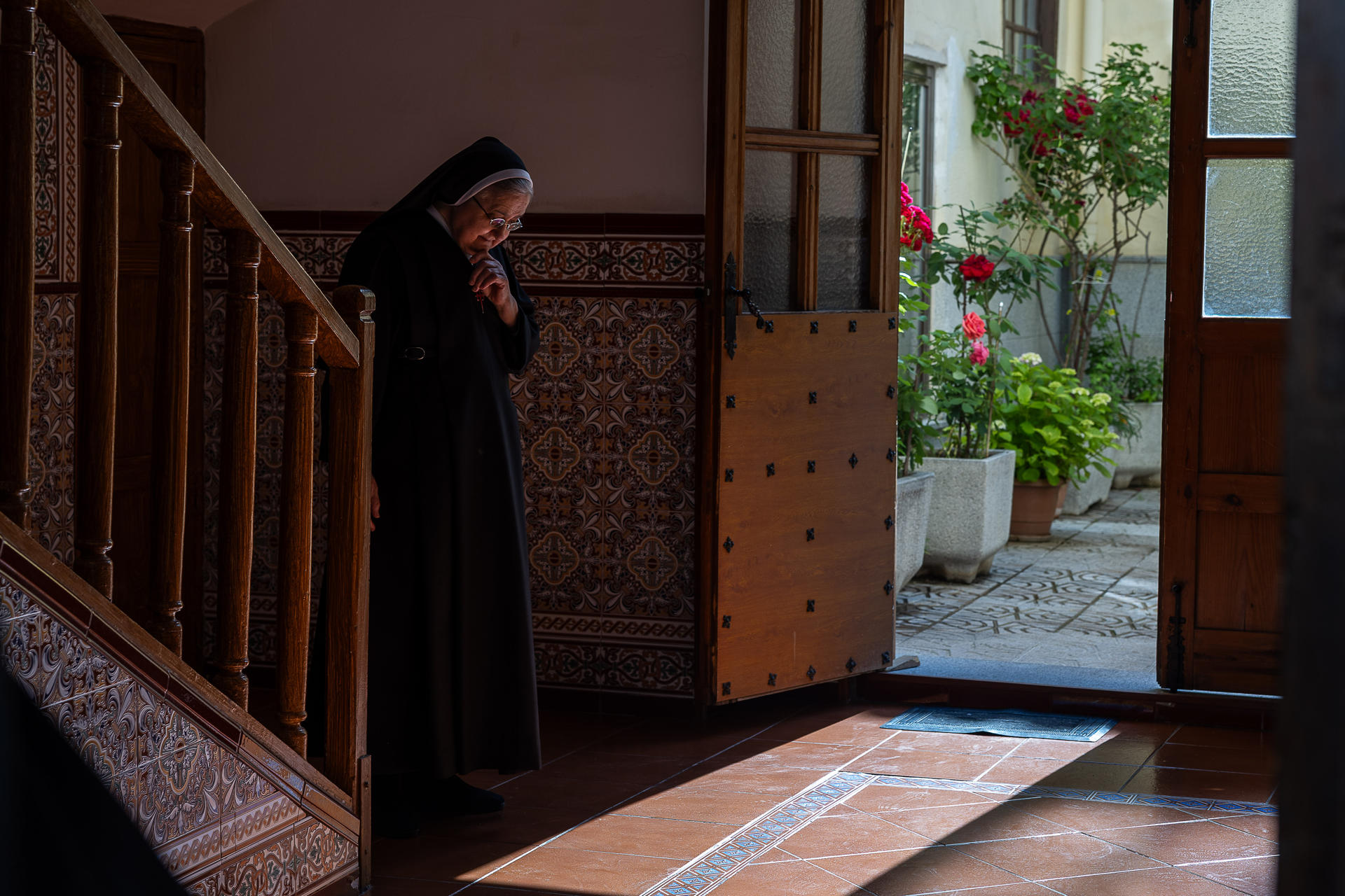 Sor Ángeles, hermana de la Orden de las Comendadoras de Santiago de Toledo, durante una entrevista con EFE. La orden cumple este sábado 850 años desde su fundación, un tiempo que las monjas han dedicado a la oración y a la educación de decenas de generaciones. EFE/ Ismael Herrero