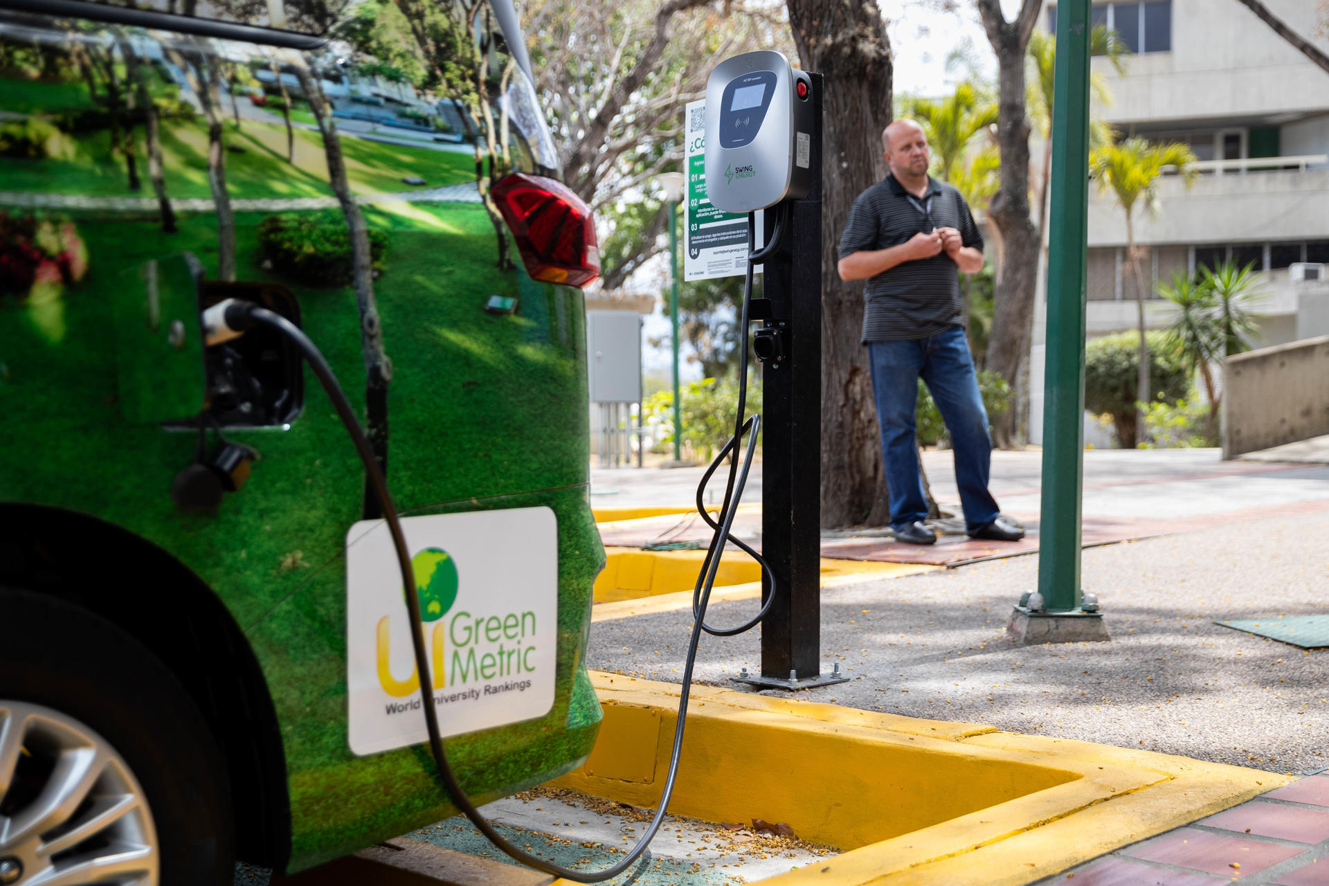 Fotografía del 31 de marzo del 2025 de un vehículo en un punto de carga de Swing Energy, en Caracas (Venezuela). Venezuela, con una economía a base de combustibles fósiles, avanza lento pero seguro hacia la movilidad eléctrica, con la incorporación de vehículos de este tipo al parque automovilístico nacional y la instalación de estaciones de recarga. EFE/ Ronald Peña R