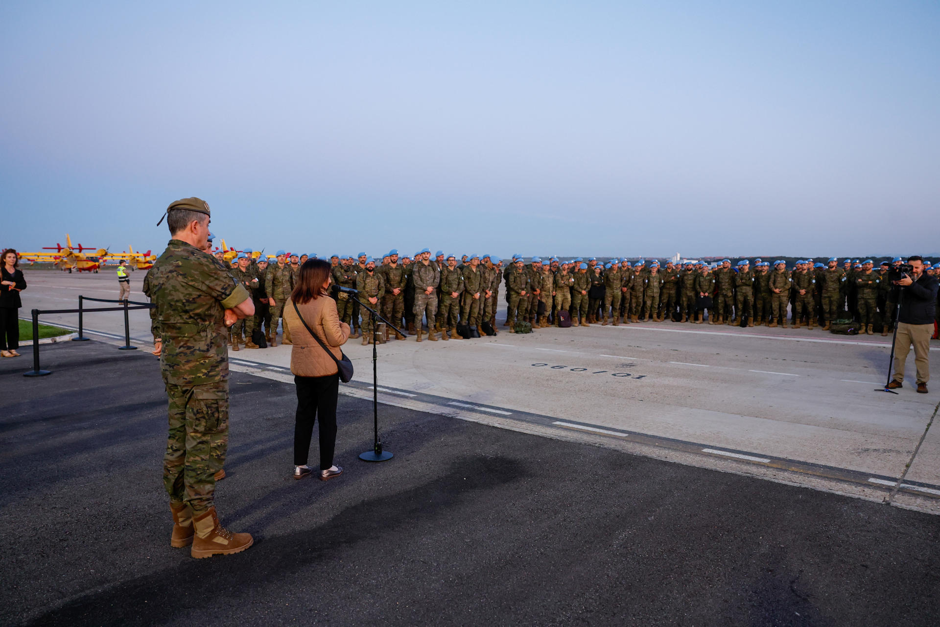 La ministra de Defensa, Margarita Robles (2i), asiste a la despedida de militares españoles, la mayoría procedentes del Mando de Canarias (MCANA), que parten este sábado desde la base aérea de Torrejón de Ardoz (Madrid) hacia el Líbano para formar parte de la operación de mantenimiento de la paz bajo mandato de Naciones Unidas (UNIFIL). Robles ha subrayado este sábado el trabajo en favor de la paz que hacen los militares españoles en el Líbano, ante un nuevo contingente que parte hacia una zona que es "punto de referencia de la situación política que se está viviendo". EFE/ Rubén Somonte/Ministerio de Defensa español (MDE) ***SOLO USO EDITORIAL/SOLO DISPONIBLE PARA ILUSTRAR LA NOTICIA QUE ACOMPAÑA (CRÉDITO OBLIGATORIO)***