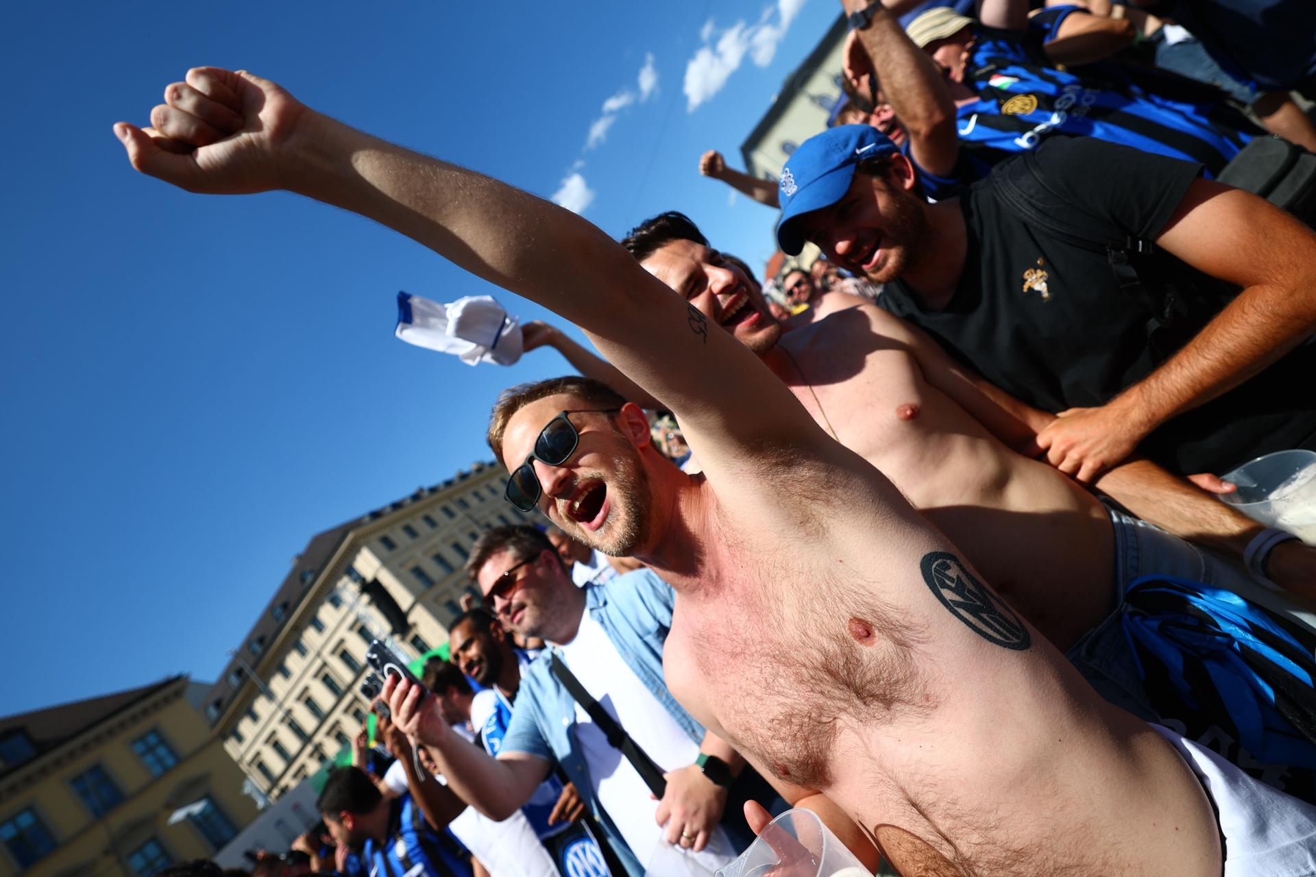 Aficionados de PSG e Inter en Múnich, Alemania. EFE/EPA/ANNA SZILAGYI
