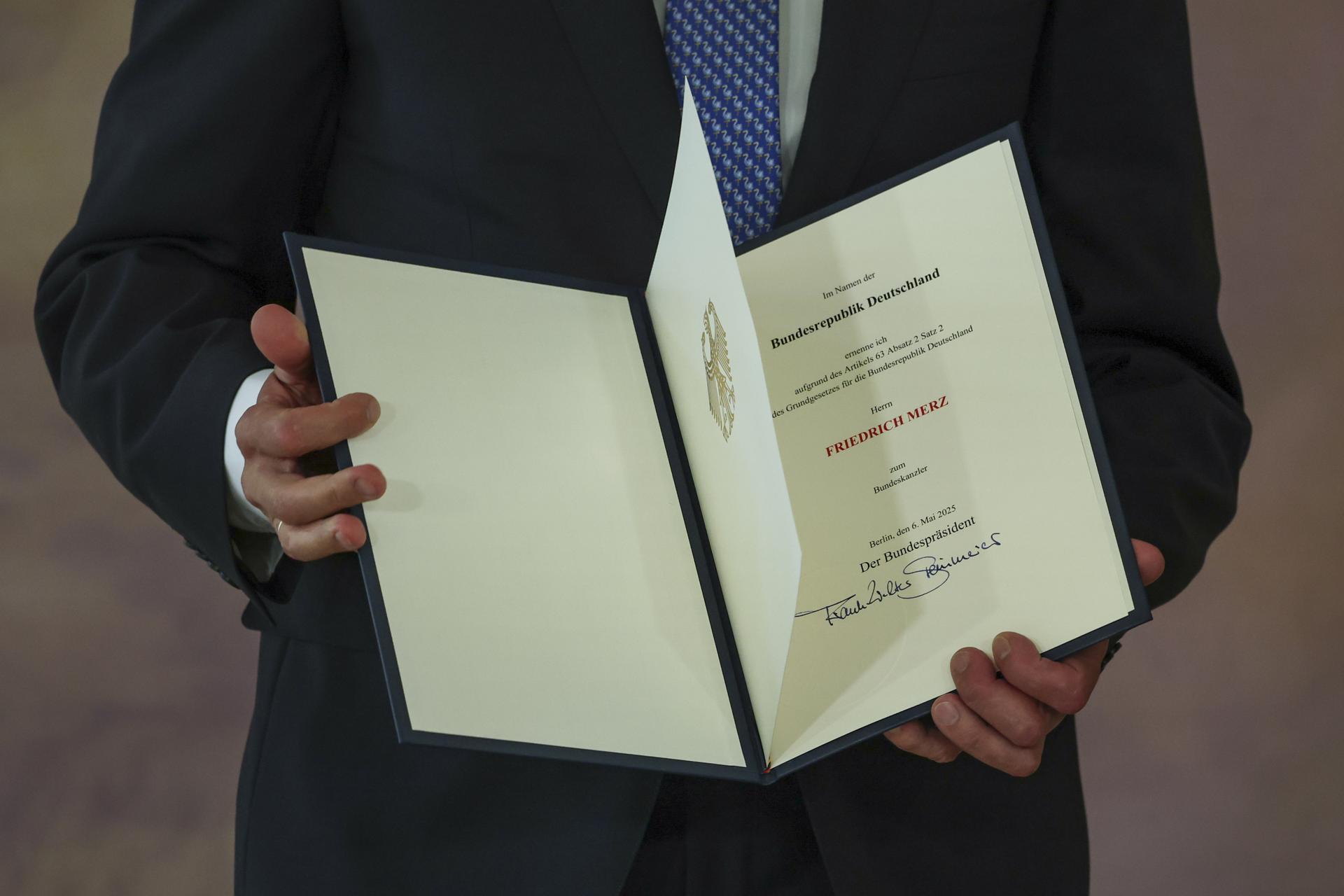 El recién nombrado canciller alemán Friedrich Merz recibe su certificado de nombramiento del presidente alemán Frank-Walter Steinmeier (no en la foto) durante el nombramiento del canciller federal en el Palacio Bellevue en Berlín, Alemania, 06 de mayo de 2025. (Alemania) EFE/EPA/FILIP SINGER