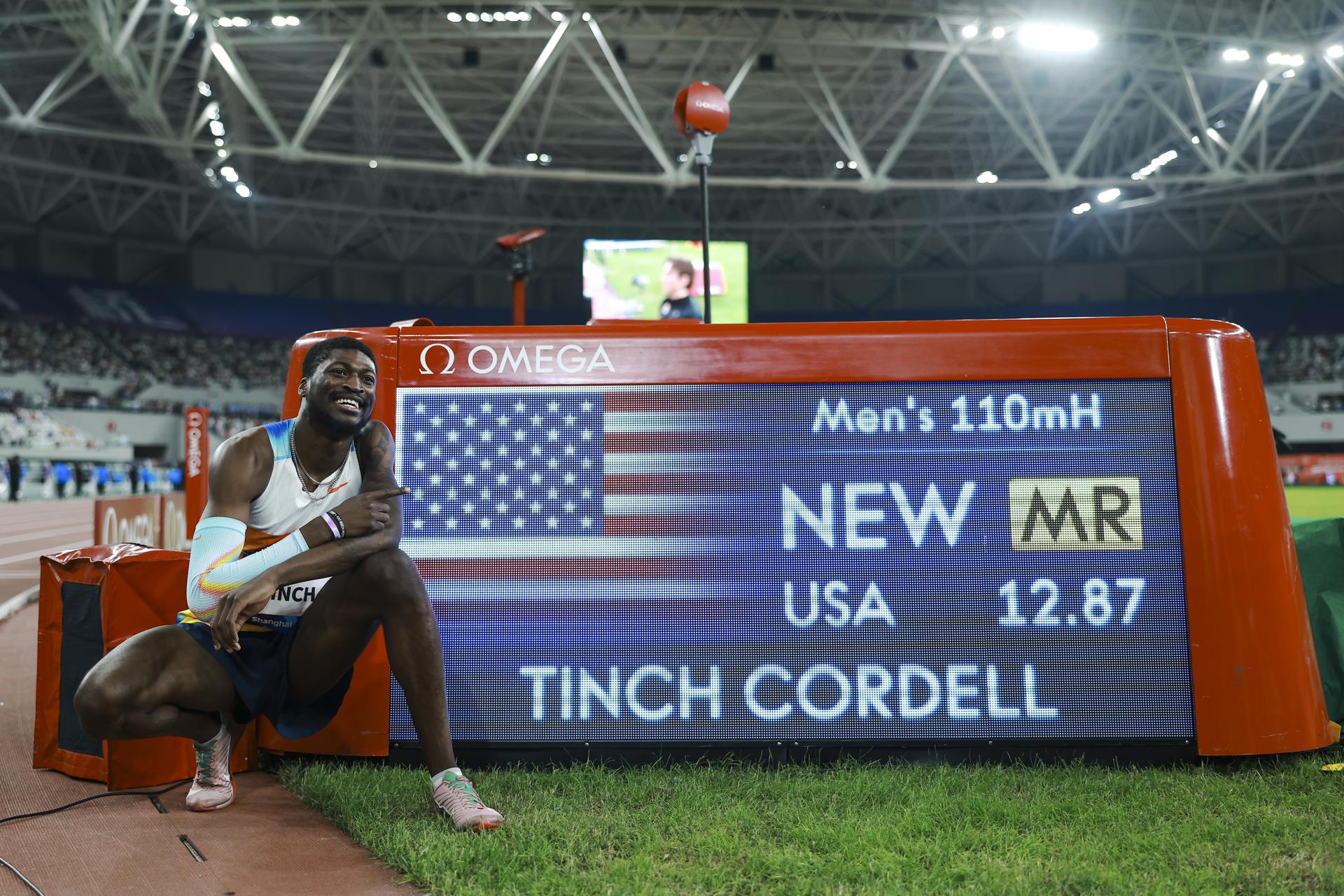 el vallista estadounidense Cordell Tinch durante la segunda prueba de la Liga Diamante en Keqiao (Chin. EFE/EPA/ALEX PLAVEVSKI