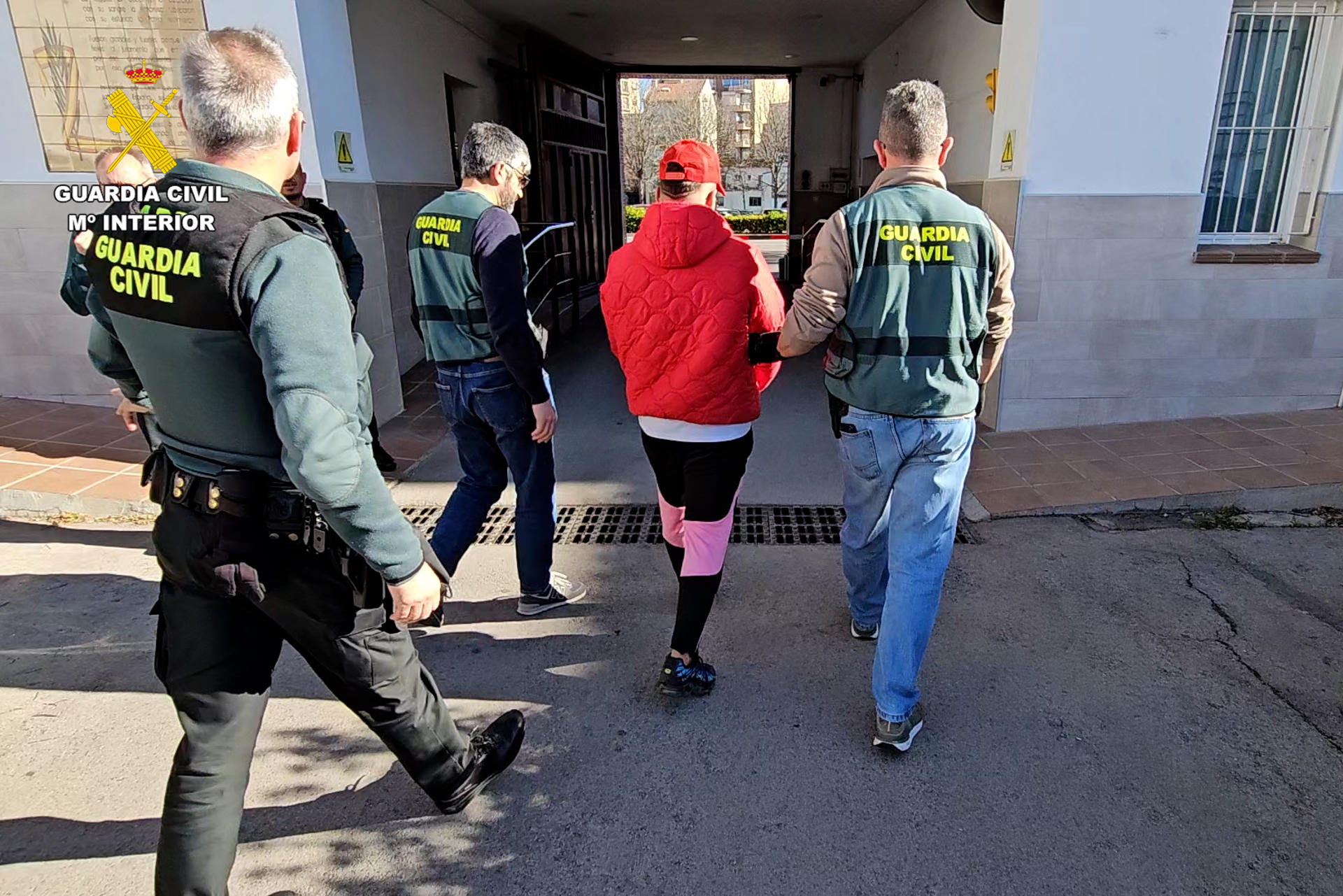 La Guardia Civil ha detenido en Girona a una persona por difundir vídeos de agresiones entre menores a través de una conocida aplicación de mensajería instantánea. El detenido era el administrador de un grupo de dicha plataforma que contaba con más de 164.000 seguidores y requería autorización previa para acceder a su contenido, ha informado la Guardia Civil en un comunicado. La investigación se inició tras la denuncia de una mujer ya que su hija menor había sido víctima de una agresión grabada en Sevilla y posteriormente difundida en ese canal. EFE/ Guardia Civil - SOLO USO EDITORIAL/SOLO DISPONIBLE PARA ILUSTRAR LA NOTICIA QUE ACOMPAÑA (CRÉDITO OBLIGATORIO) -