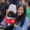 Una mujer junto a su perro disfrazado de Papa es fotografiada por la prensa, en la plaza de San Pedro, este jueves. Unas 11.000 personas se congregaron este jueves en la plaza de San Pedro del Vaticano y su entorno para ver la segunda fumata del cónclave, que salió negra, por lo que sigue sin haberse elegido un nuevo papa, y se espera que sean muchas más las que se den cita de nuevo en el lugar para la fumata de la tarde. EFE/ Daniel Cáceres