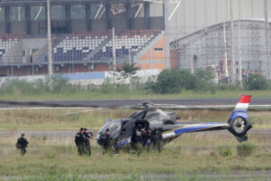 Fotografía del helicóptero en que el que es trasladada Gianina García Troche hacia la cárcel de Viñas Cué este miércoles, en el Aeropuerto Silvio Petirossi en Luque (Paraguay). EFE/ Juan Pablo Pino