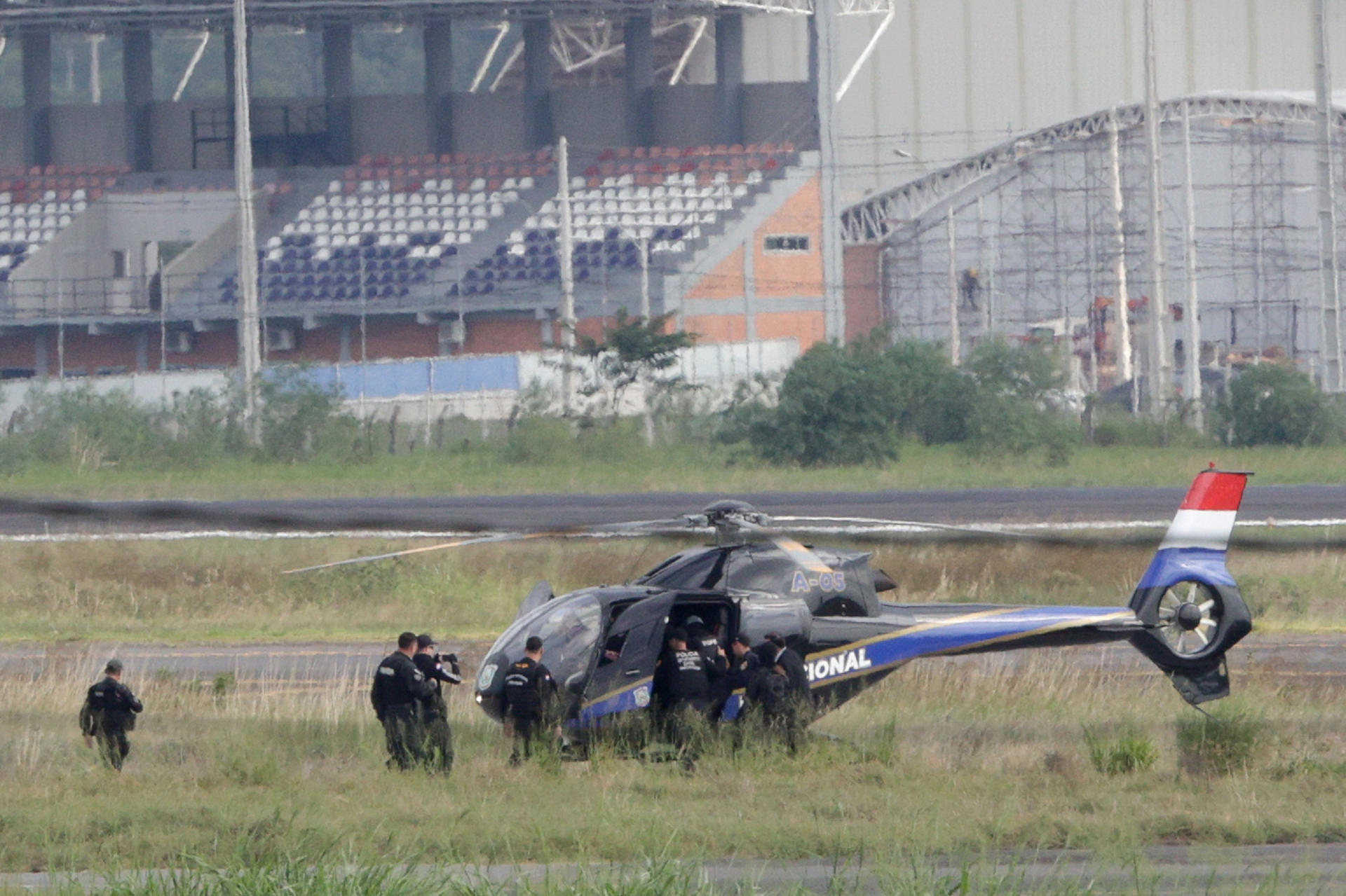 Fotografía del helicóptero en que el que es trasladada Gianina García Troche hacia la cárcel de Viñas Cué este miércoles, en el Aeropuerto Silvio Petirossi en Luque (Paraguay). EFE/ Juan Pablo Pino