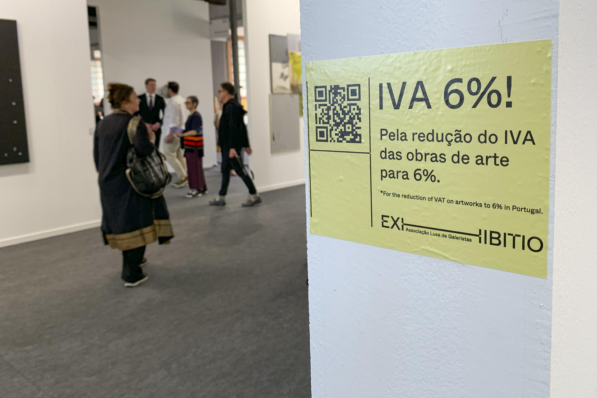 La feria de arte contemporáneo ARCOlisboa, una de las más importantes del sector en Portugal, abrió este jueves las puertas de su octava edición, marcada por el reclamo para que se reduzca el IVA de las obras de arte para mantener la competitividad de la creación cultural portuguesa. Esta petición, impulsada por la Asociación Lusa de Galeristas-Exhibitio, cuenta con el "apoyo total" de la organización de ARCOlisboa, que este año se celebra hasta el 1 de junio en la Cordoaria Nacional de la capital lusa. EFE/ Carlota Ciudad