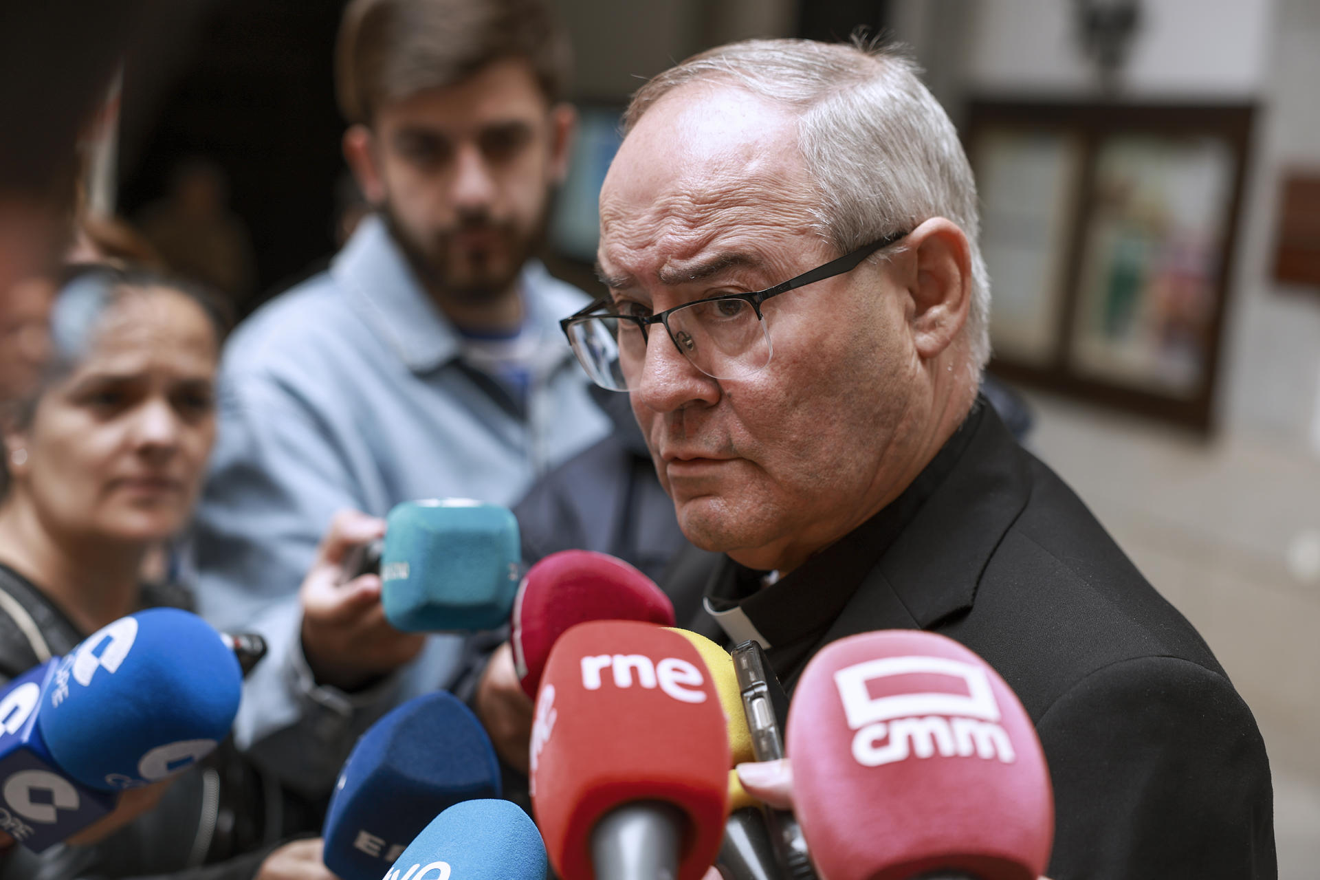 El arzobispo de Toledo, Francisco Cerro, realiza declaraciones con motivo de la elección del nuevo papa León XIV, este viernes en Toledo.EFE/ Ismael Herrero