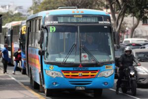 Fotografía de un bus de transporte publico este 14 de mayo de 2025, en Lima (Perú). EFE/ Paolo Aguilar