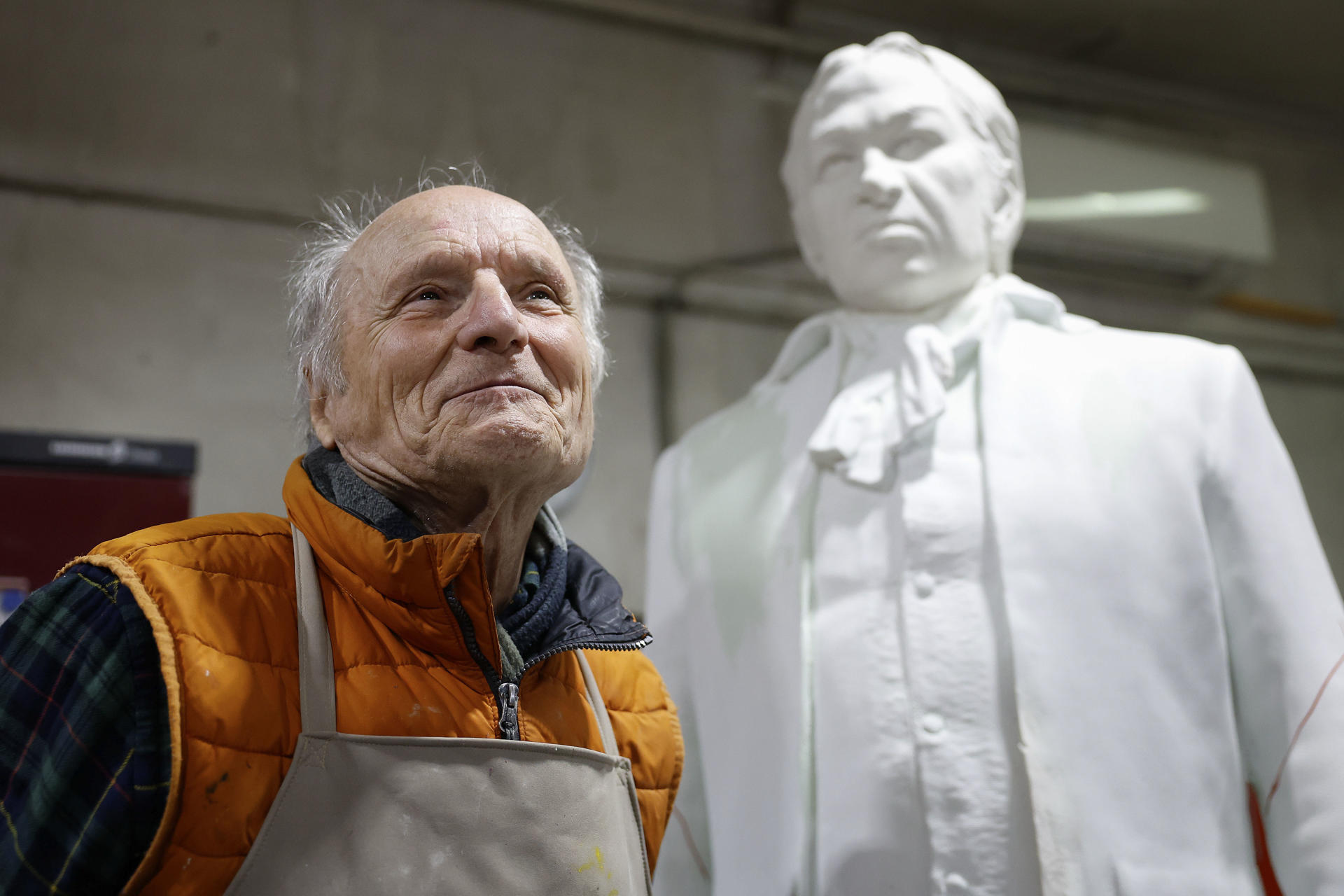 Antonio López junto a su escultura de Goya. EFE/Mariscal