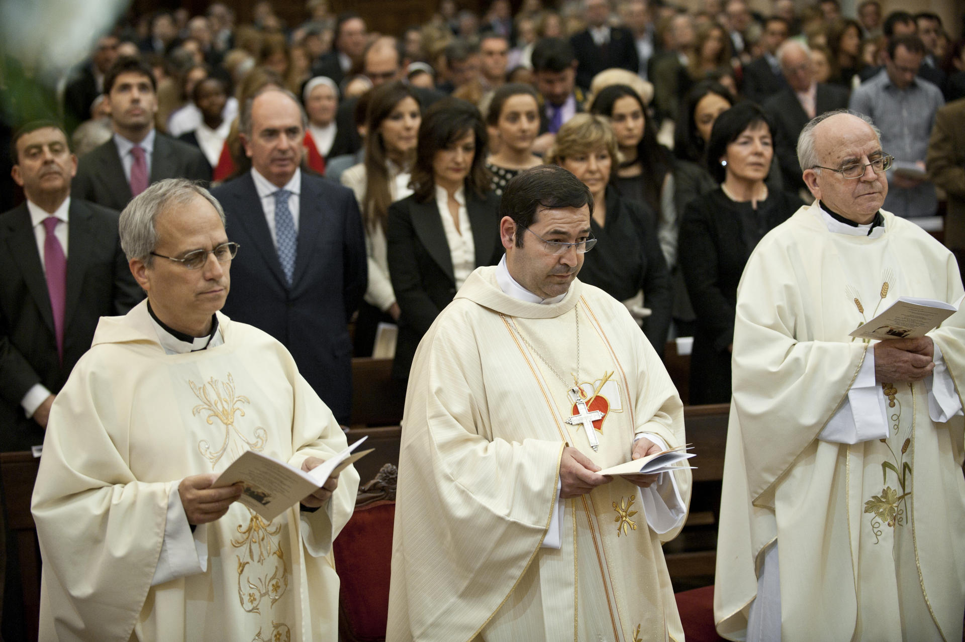 León XIV (i), elegido nuevo papa este jueves, visitó Bilbao el 16 de septiembre de 2011 para asistir a la ceremonia de consagración del religioso agustino vasco Michel Olaortua (c) como obispo de Iquitos (Perú). La ceremonia religiosa se celebró en la céntrica iglesia de San José de Bilbao, con la presencia del entonces obispo de Bilbao, Ricardo Blázquez, según ha constatado EFE de fuentes de los asistentes al acto religioso. EFE/ Miguel Toña