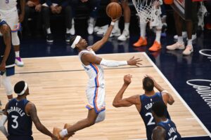 El MVP Shai Gilgeous-Alexander (c) logró la mejor actuación de su carrera en los 'playoffs' con 40 puntos nueve rebotes y diez asistencias. EFE/EPA/CRAIG LASSIG