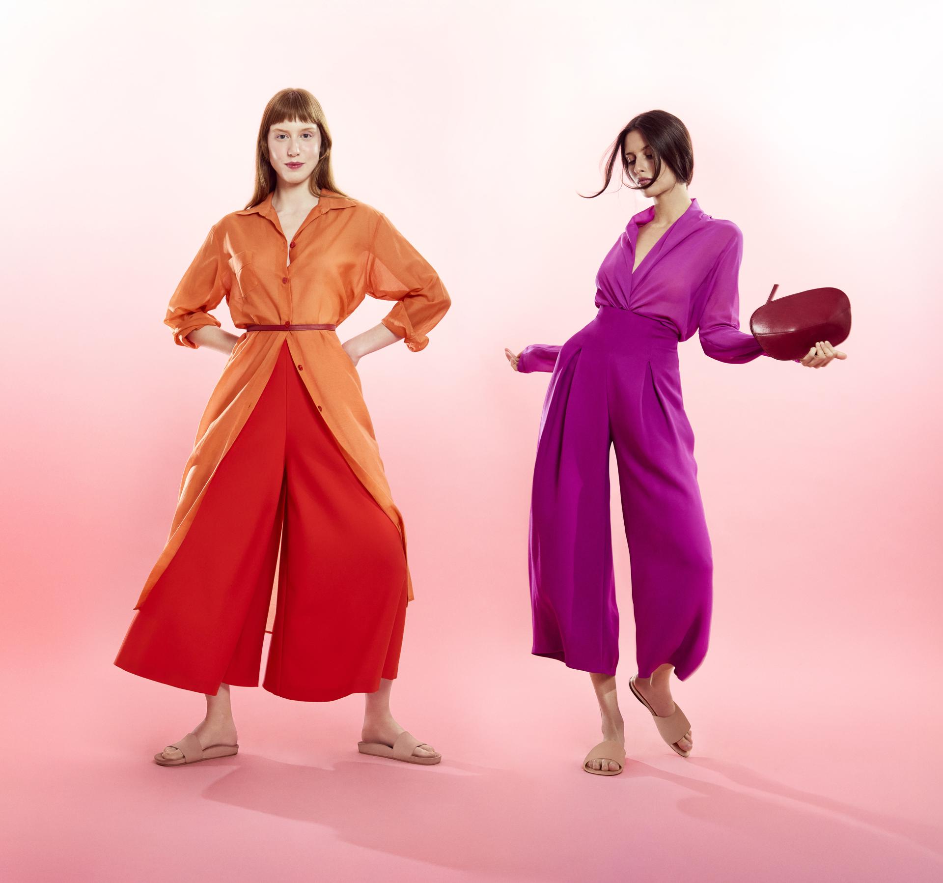 Dos modelos de la última colección de Sybilla, en una imagen facilitada por la diseñadora. EFE//SOLO USO EDITORIAL