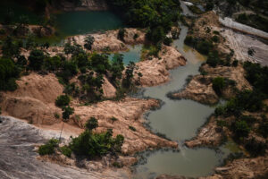 Fotografía de archivo del 14 de febrero de 2023 de una zona donde se realiza minería ilegal en la Floresta Ambiental de Altamira, en el estado de Pará (Brasil). EFE/ Andre Borges