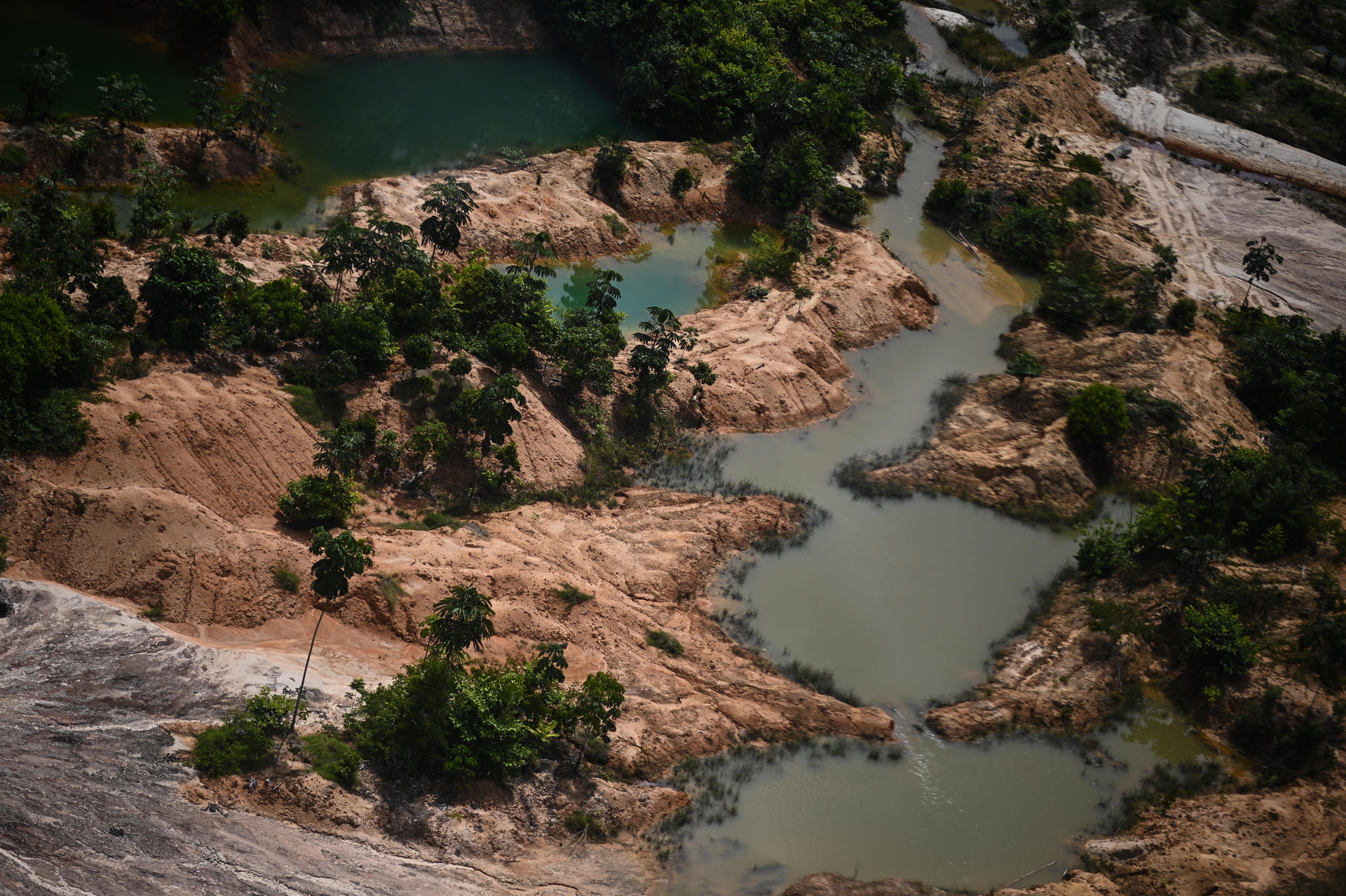 Fotografía de archivo del 14 de febrero de 2023 de una zona donde se realiza minería ilegal en la Floresta Ambiental de Altamira, en el estado de Pará (Brasil). EFE/ Andre Borges