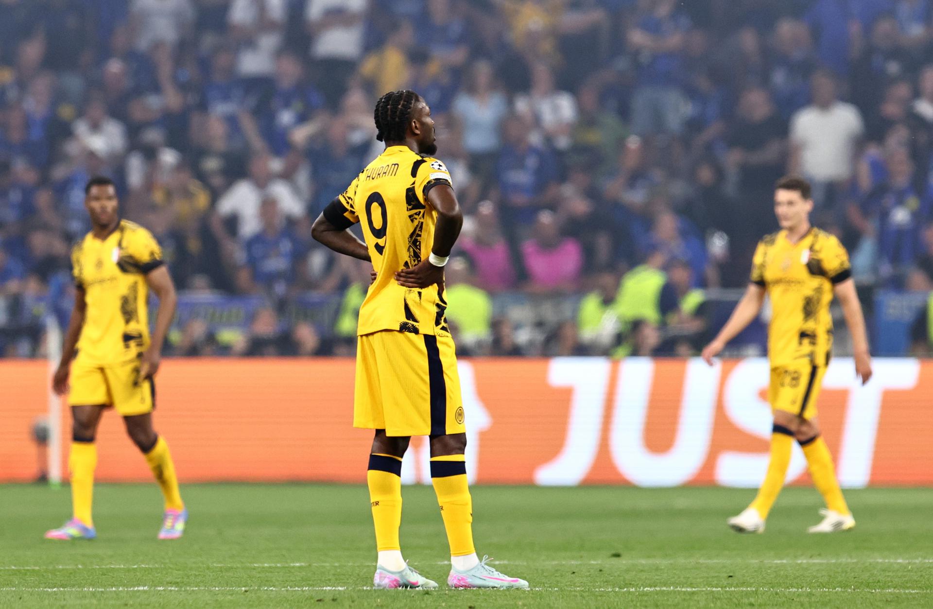 Marcus Thuram, delantero del PSG, tras la final de la UEFA Champions League entre Paris Saint-Germain e Internazionale Milano en Múnich, Alemania EFE/EPA/ANNA SZILAGYI