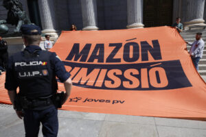 Compromís ha desplegado este miércoles una pancarta en la que se lee 'Mazón dimisión' en la Puerta de los Leones del Congreso, donde arranca hoy la comisión de investigación sobre la dana. EFE/ Mariscal